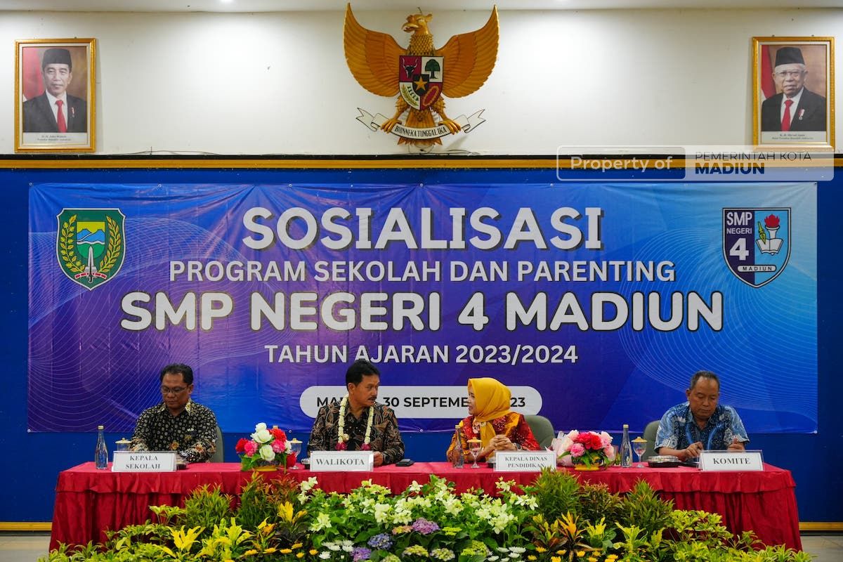 Foto 2 dari 8: Hadiri Sosialisasi Program SMPN 4 Kota Madiun, Wali Kota: Kita Harus Siapkan Generasi Emas 2045 Mulai Sekarang
