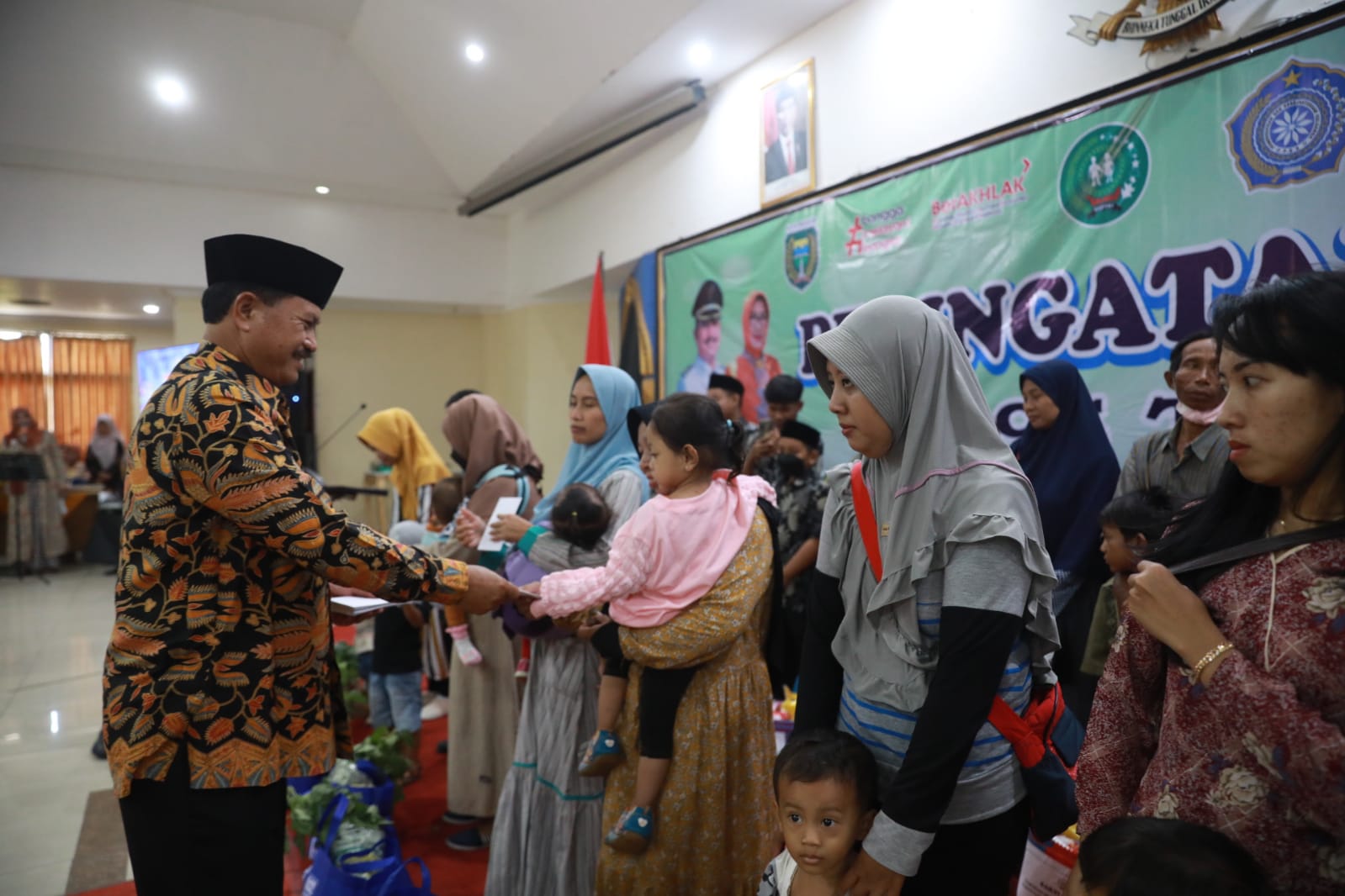 Foto 6 dari 26: Peringati Hari Ibu Ke-95, Wali Kota Gelar Upacara Bendera Hingga Perayaan Bersama Organisasi Wanita Kota Pendekar