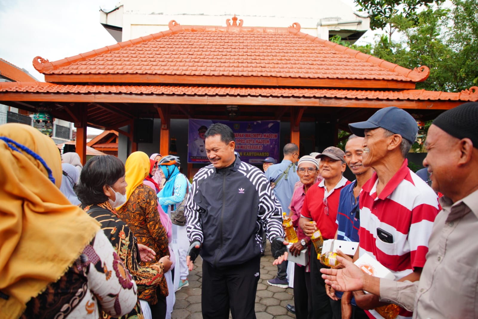 Foto 10 dari 10: Gowes Tiga Kelurahan, Wali Kota Cek Usulan Pembangunan 2024
