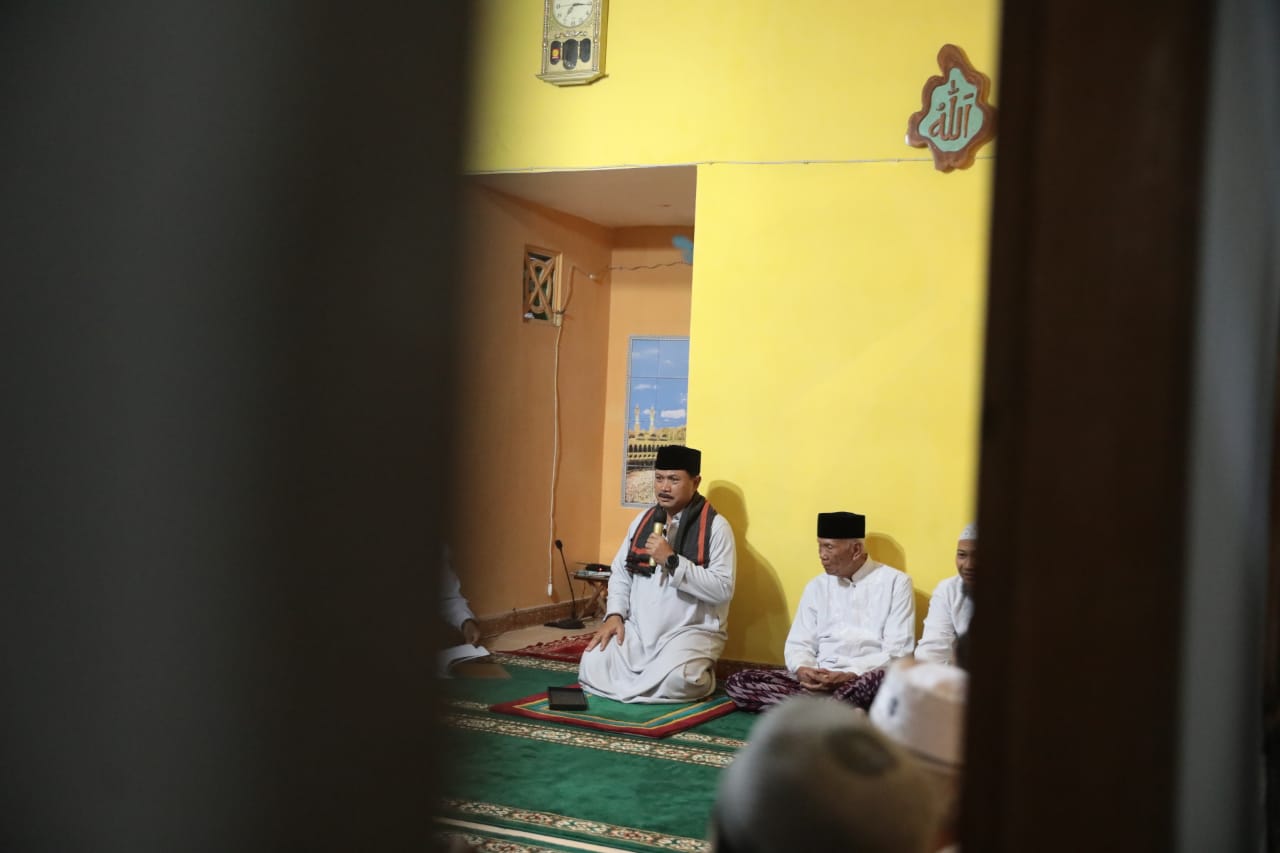 Foto 5 dari 12: Gelar Salat Isya di Masjid Al Hikmah Wali Kota Salurkan Bantuan Pada Musala dan Warga
