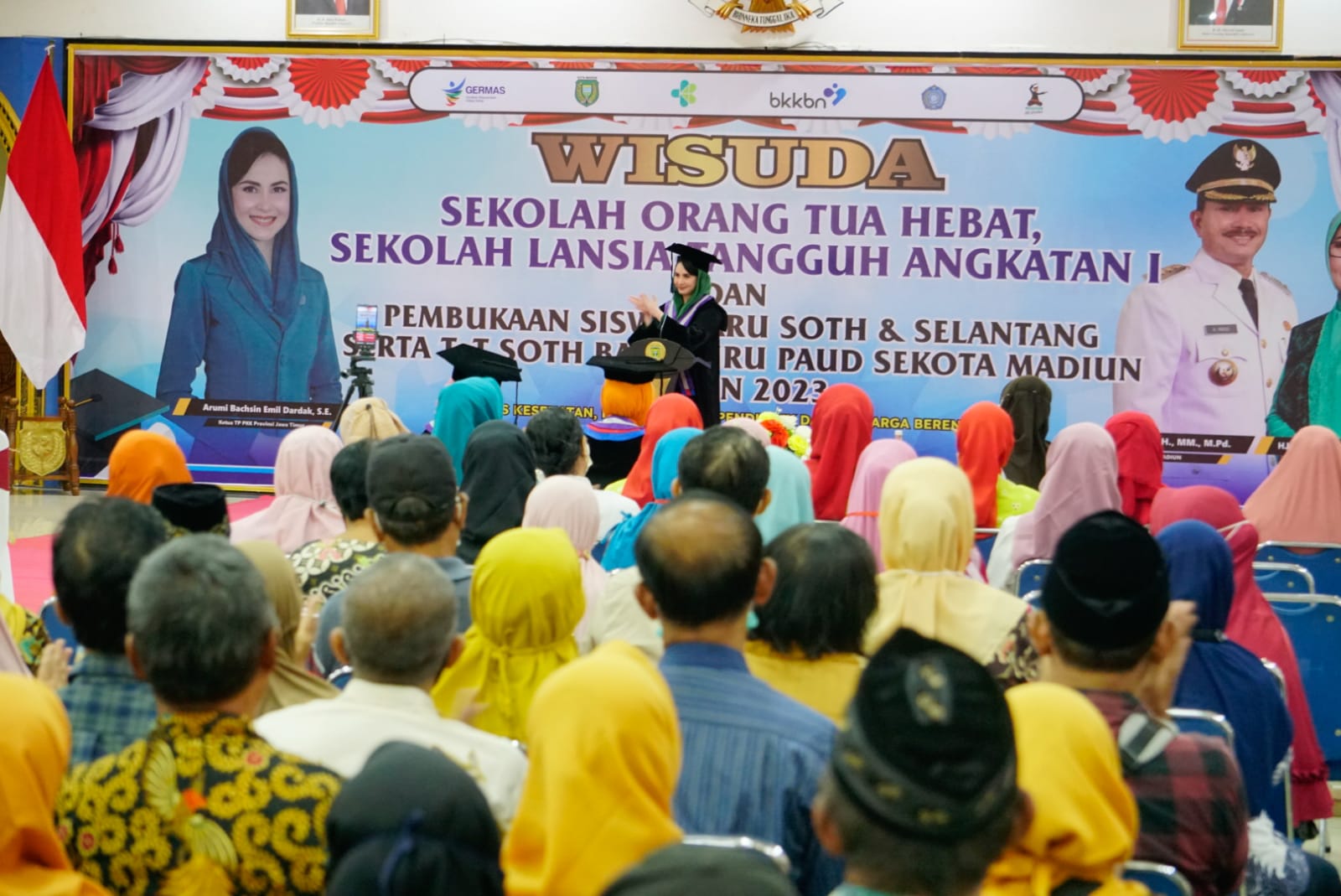 Foto 9 dari 11: Selesaikan Pendidikan SOTH dan Selantang, Emak-Emak dan Lansia Laksanakan Wisuda