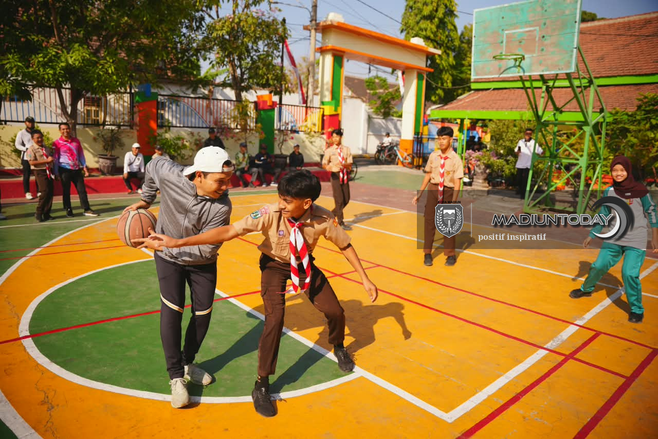 Foto 10 dari 16: Gowes Keliling Kota, Plt Wali Kota Madiun Pantau Kebersihan hingga Kondisi Sekolah
