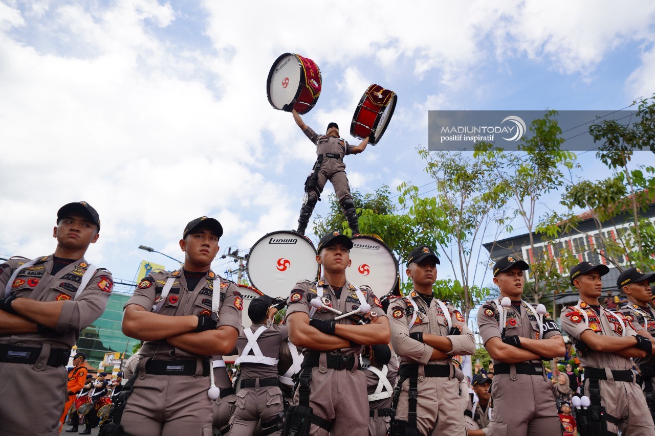 Foto 7 dari 19: Sukses Memukau Masyarakat, Aksi Drumcorps Pelopor Cenderawasih Akpol Dapat Apresiasi Wali Kota Maidi