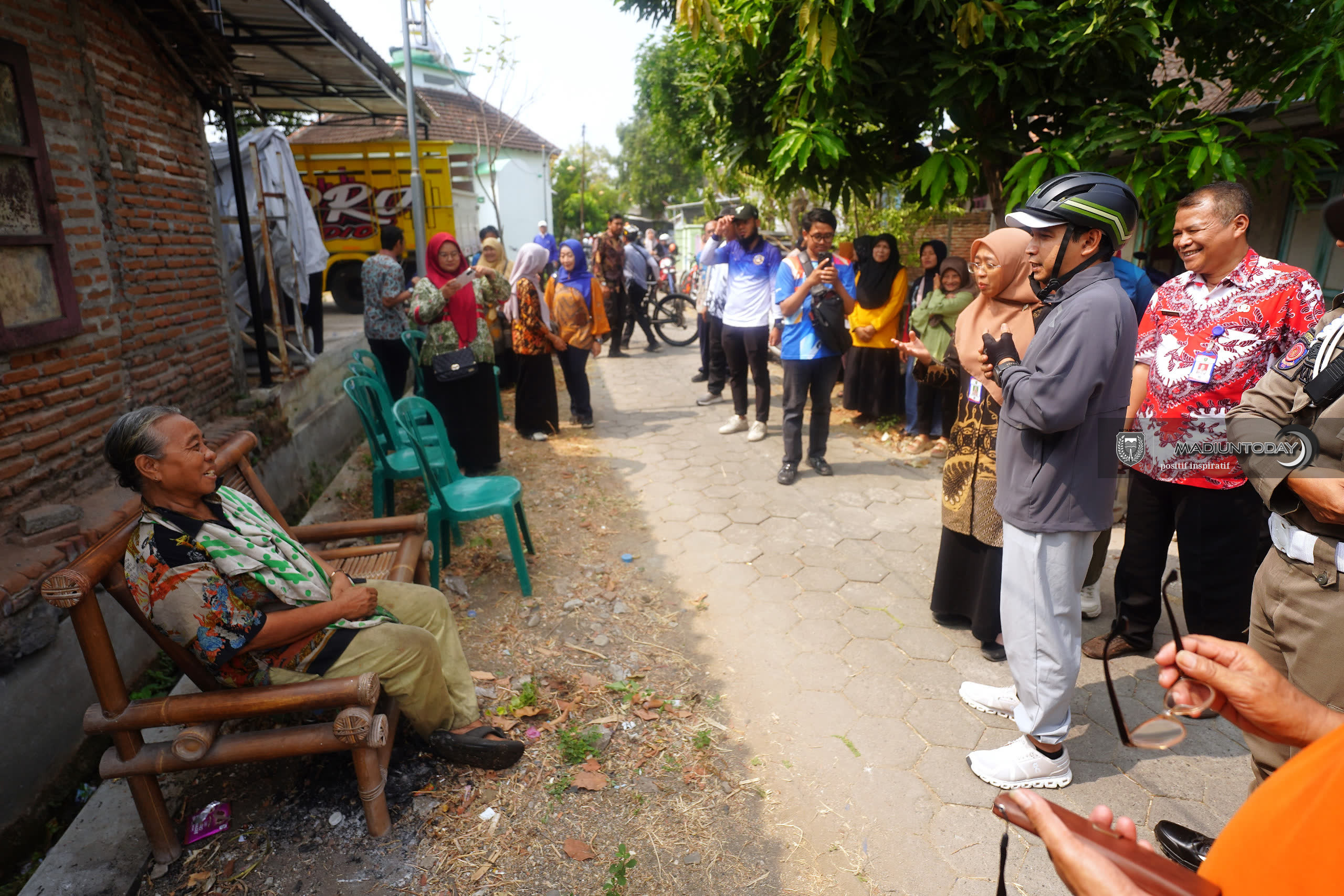 Foto 13 dari 20: Tak Hanya Dialog Malam Hari, Giat WBR Kini Dimulai Keliling Beri Solusi Langsung di Lokasi