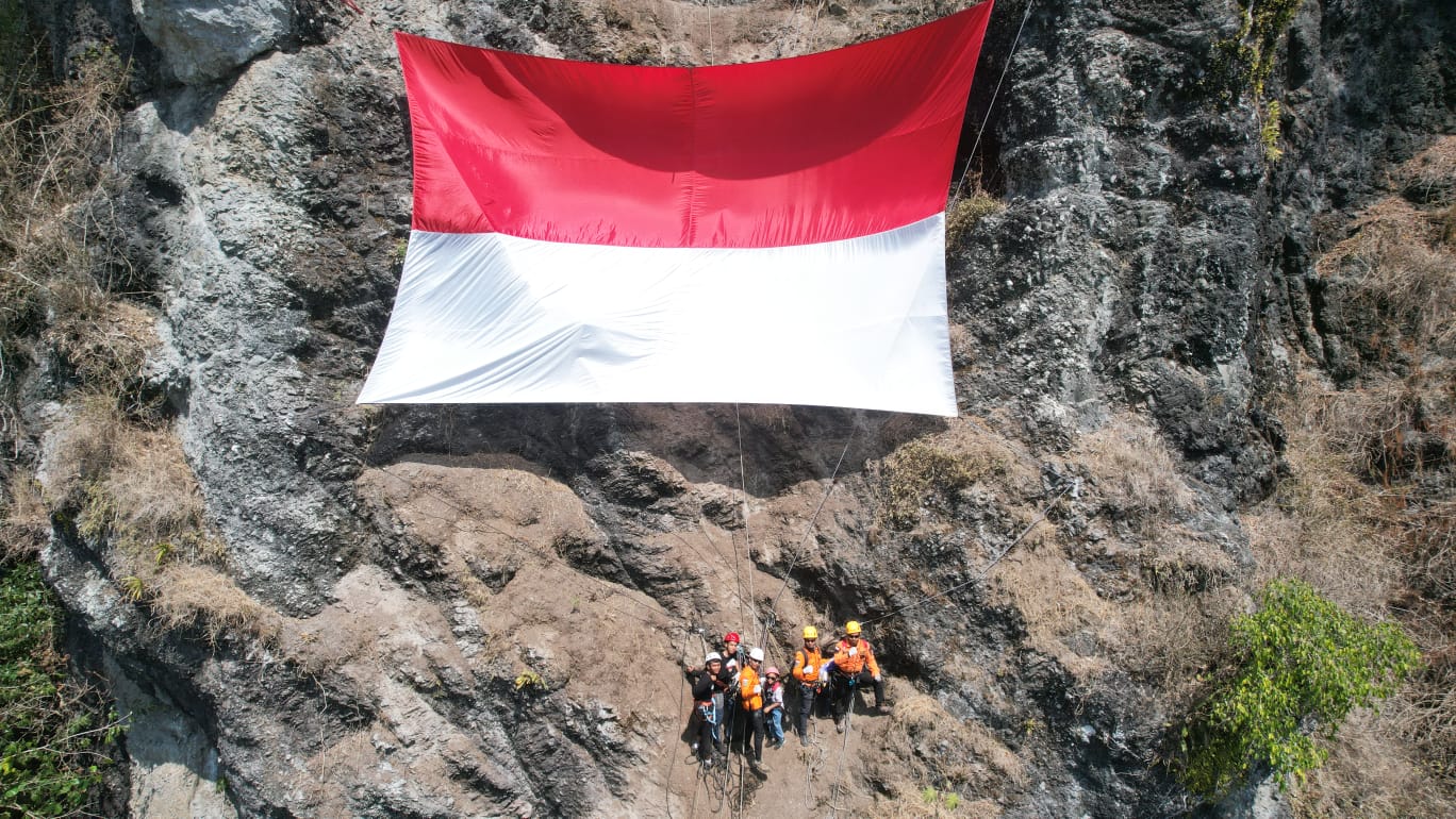 Foto 2 dari 4: Peringati HUT Kemerdekaan, Pegiat Panjang Tebing Kibarkan Bendera Merah Putih Di Tebing Kertoembo
