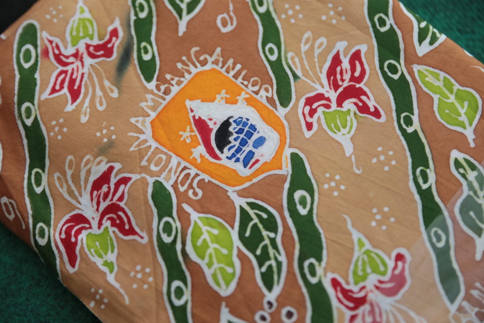 Foto 1 dari 5: Penjaga SDN 01 Nambangan Lor Ciptakan Desain Batik Khas Sekolah