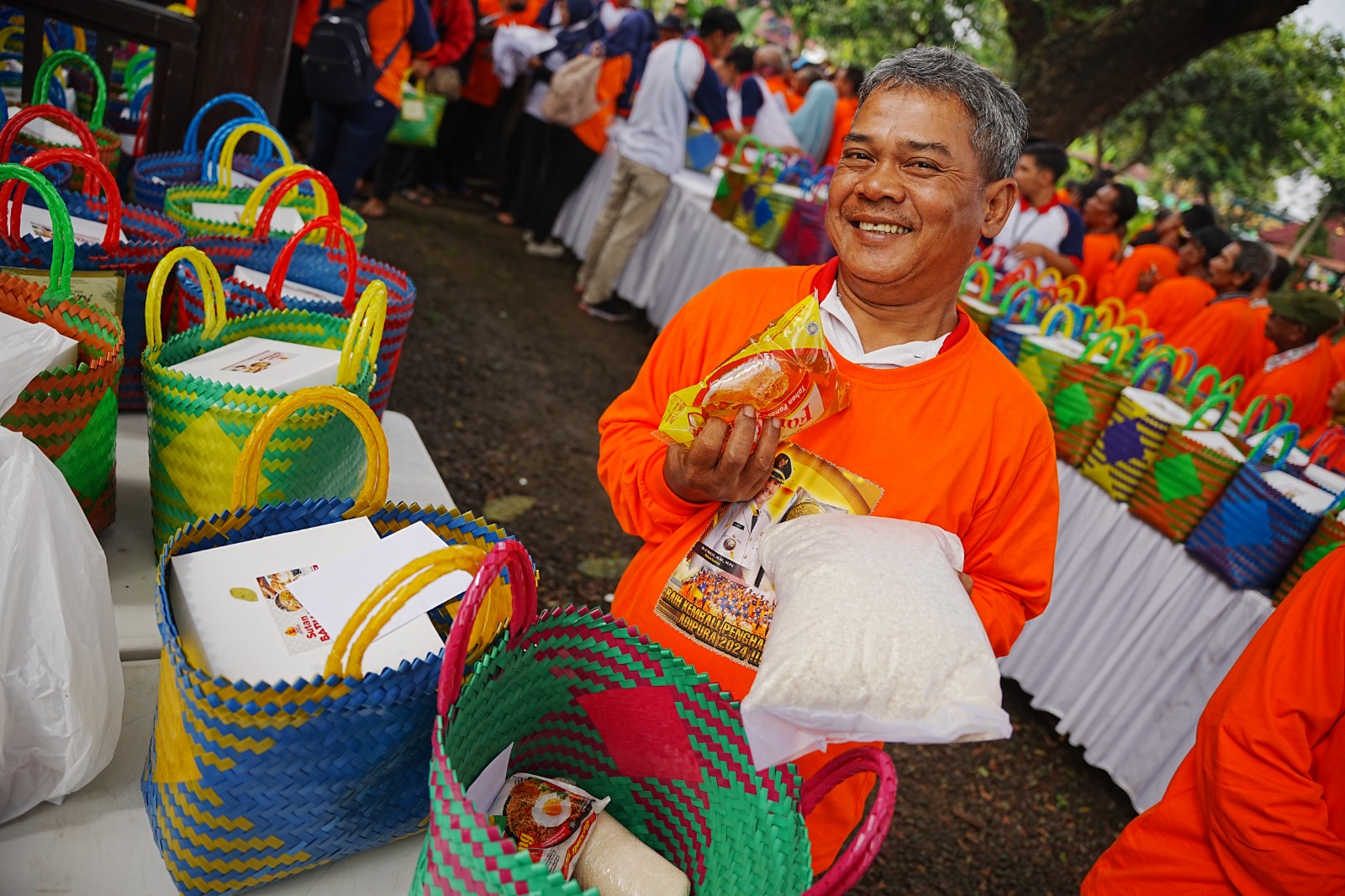 Foto 3 dari 5: Petugas Kebersihan Ikut Pegang Piala Adipura, Wali Kota : Ini Kesuksesan Kita Bersama
