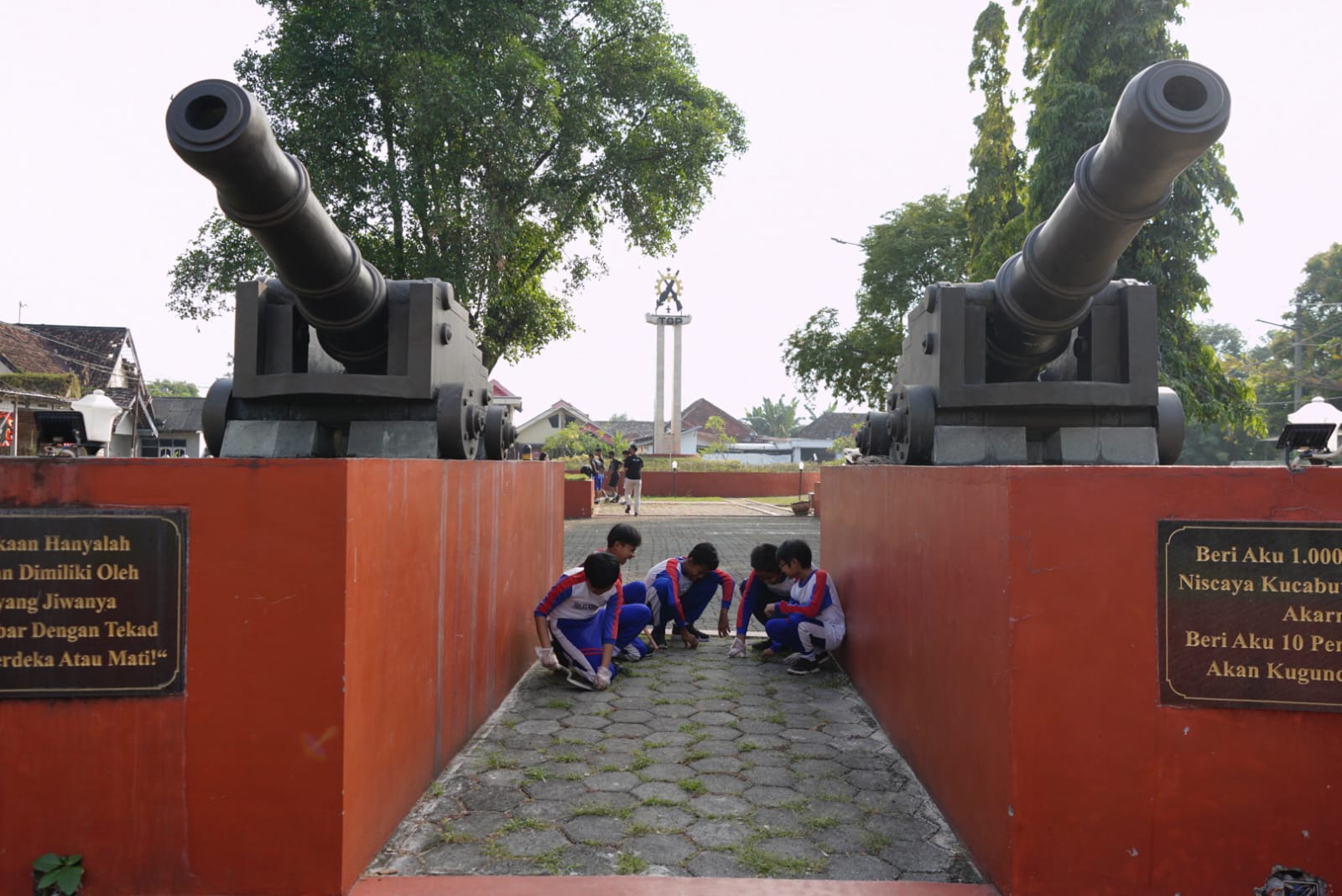 Foto 4 dari 6: Bawa Rinjing Hingga Perlengkapan Bersih-Bersih, Siswa SD-SMP Kota Madiun Lakukan Gerakan Kota Madiun Cinta Kebersihan