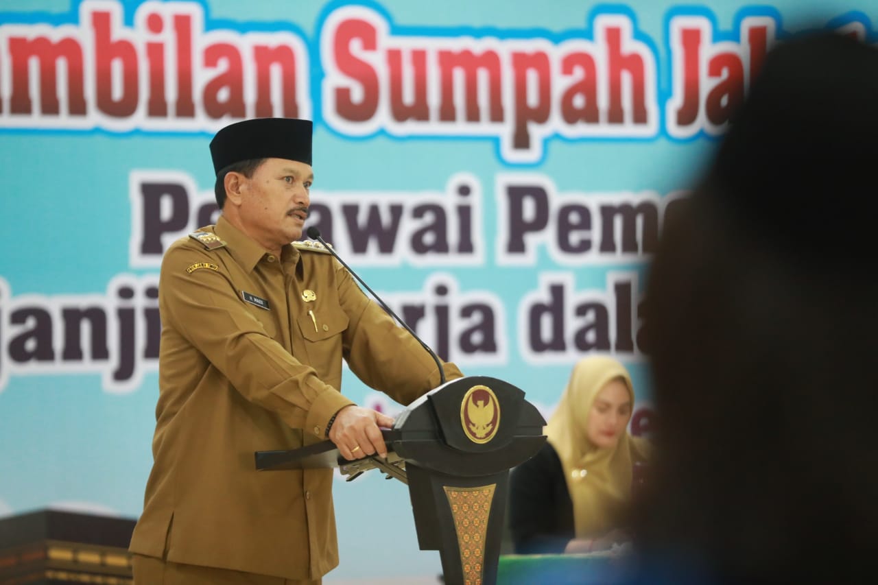 Foto 14 dari 16: Pengambilan Sumpah Jabatan dan Pelantikan PPPK, Wali Kota Dr. Maidi: Apa yang Diucapkan Harus Dijalankan