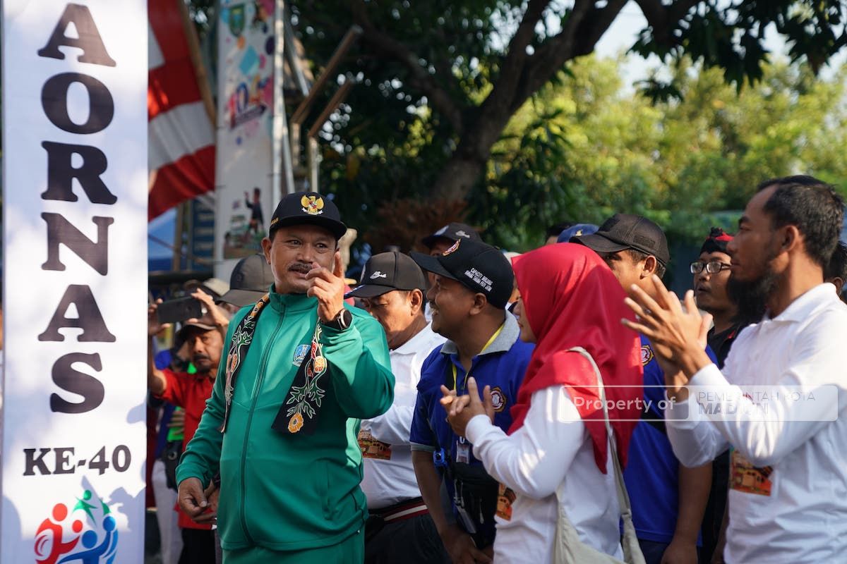 Foto 2 dari 9: Wali Kota Berangkatkan Jalan Sehat Warga Nambangan Kidul