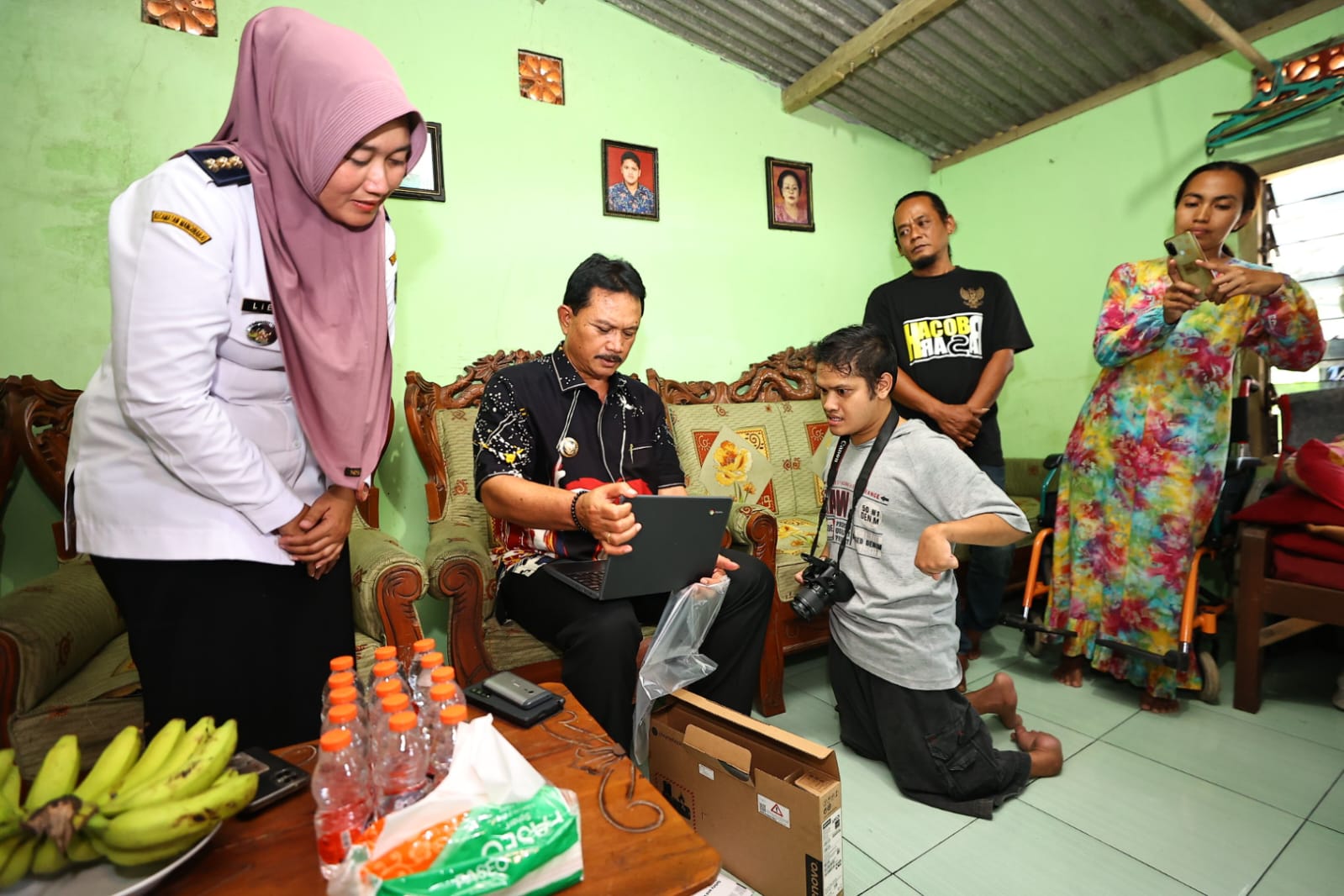 Foto utama berita: Tinjau Keluarga Disabilitas di Patihan, Wali Kota Serahkan Bantuan Laptop dan Beri Santunan Lansia Ngebrok Rp 2 Juta