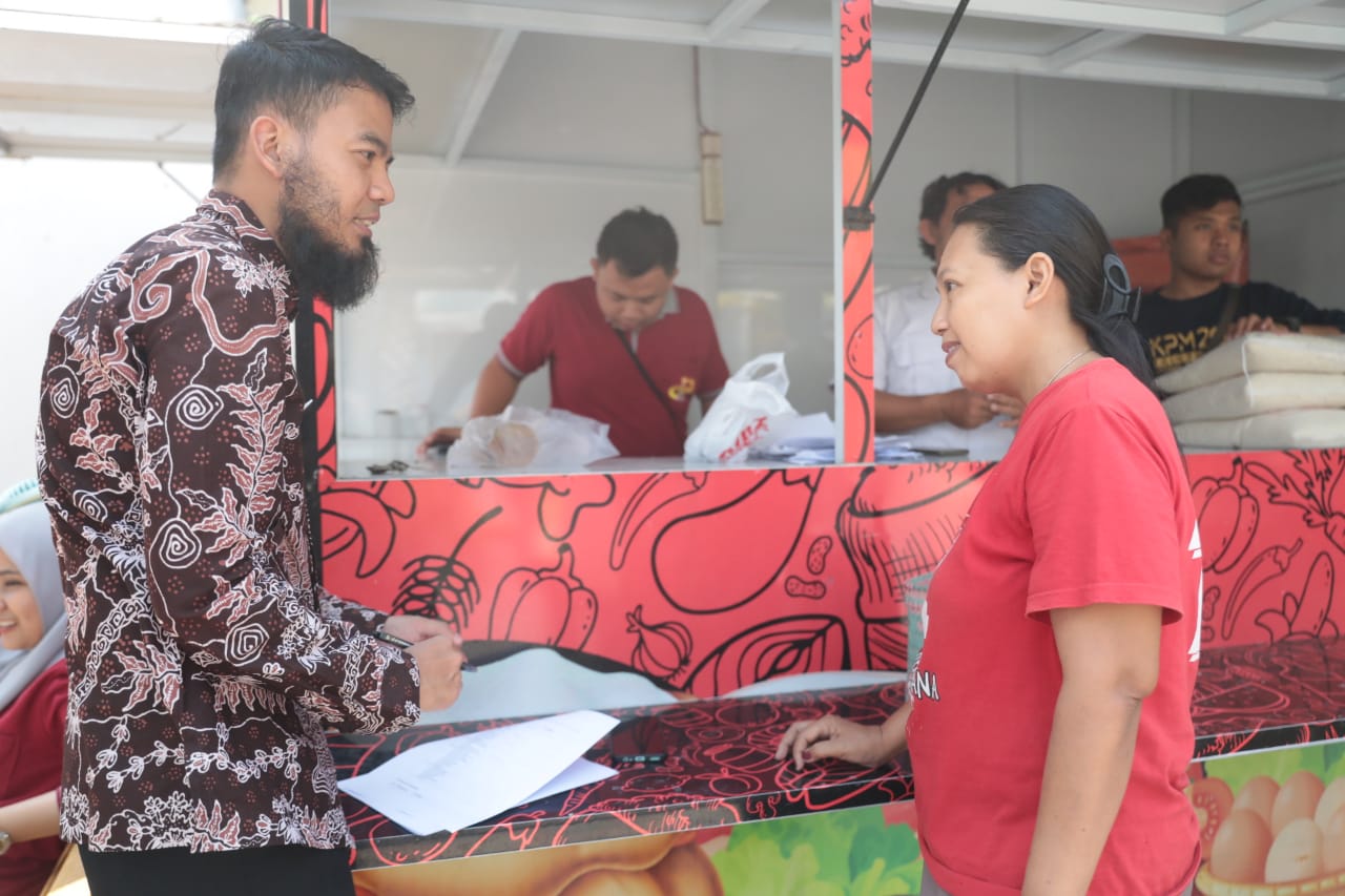 Foto 7 dari 7: Senang Ada Beras Subsidi Di Wartek Merpati, Warga Harap Program Terus Berlanjut