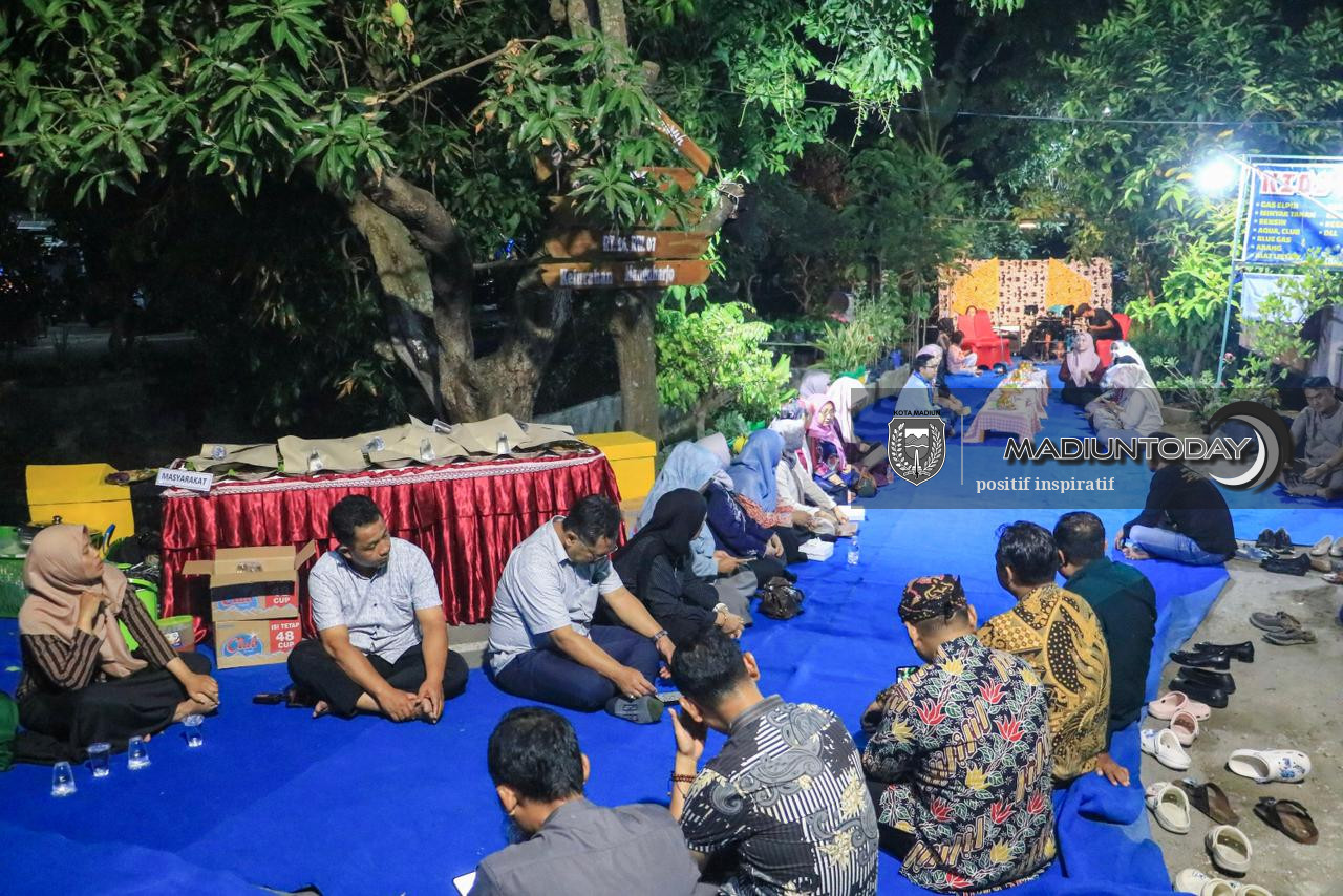 Foto 7 dari 10: Tak Hanya Sambang Warga, Plt Wali Kota Juga Serahkan Bantuan, Tabur Ikan, Membatik, Hingga Memasak saat WBR