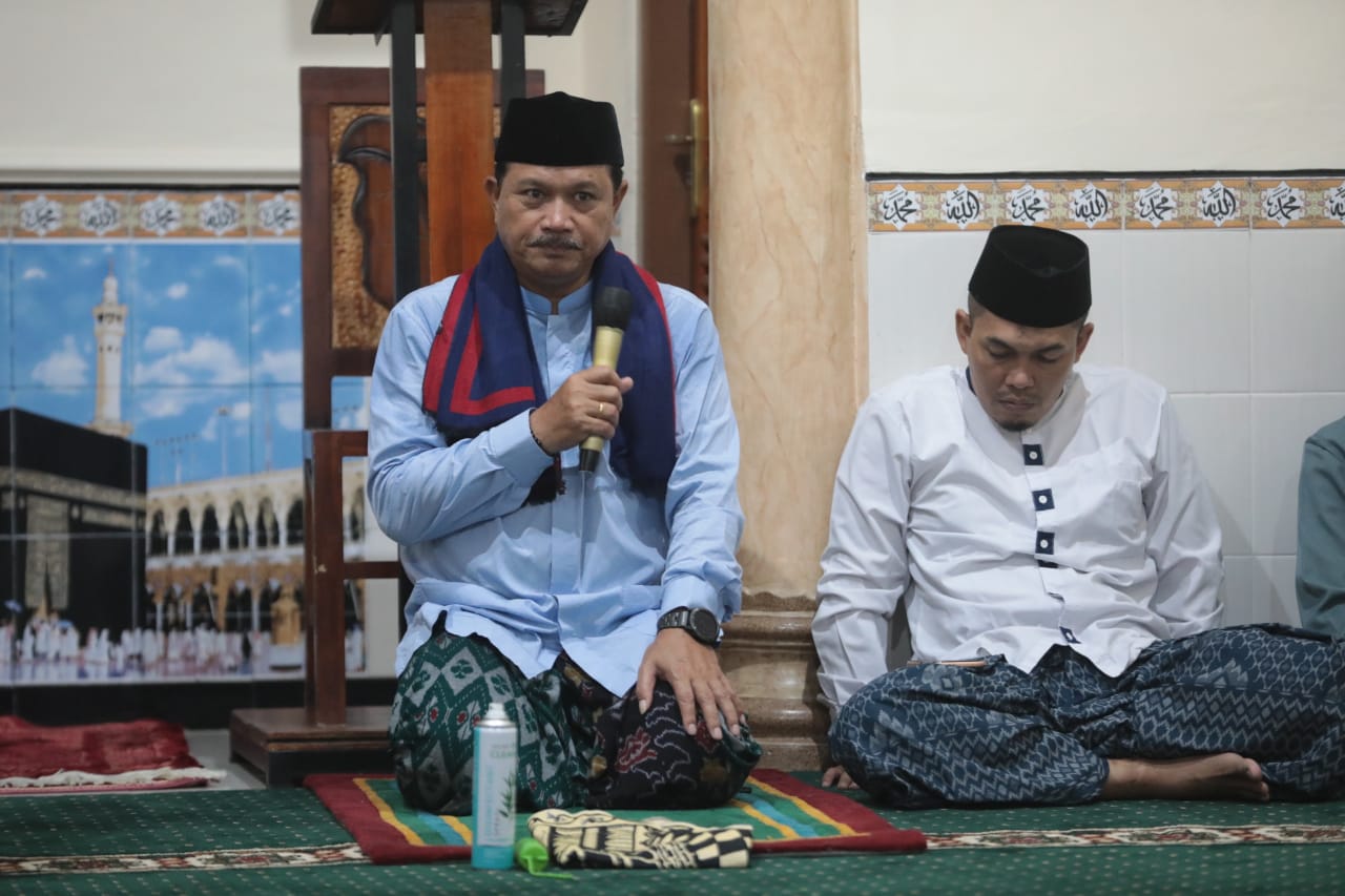 Foto utama berita: Hadiri Shalat Isya Berjamaah Dengan Warga, Wali Kota Tanamkan Cinta Al Qur’an Pada Anak Sejak Dini
