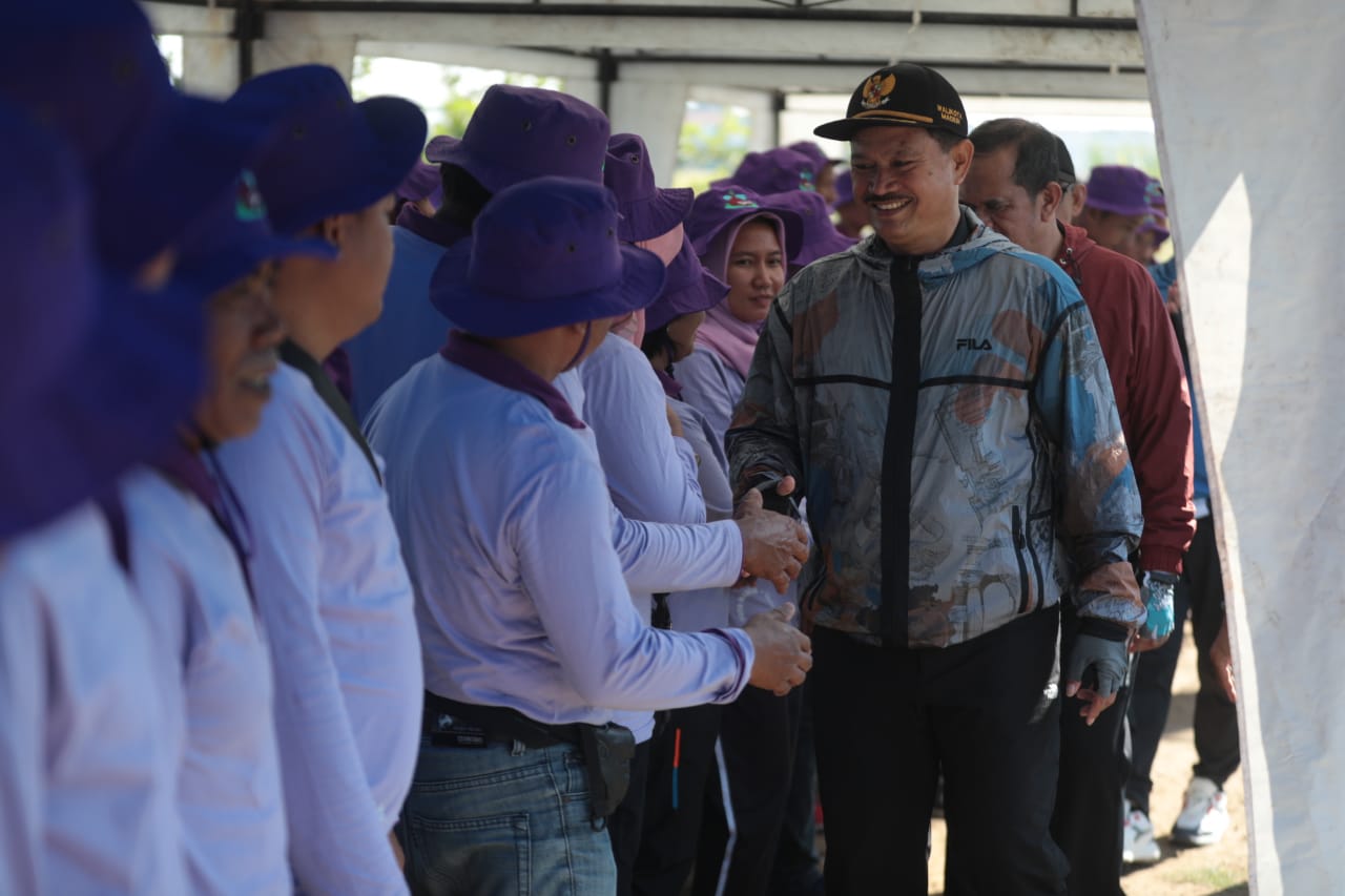 Foto 6 dari 11: Gowes Pagi, Wali Kota Salurkan Bantuan Lansia Hingga Panen Bawang Merah