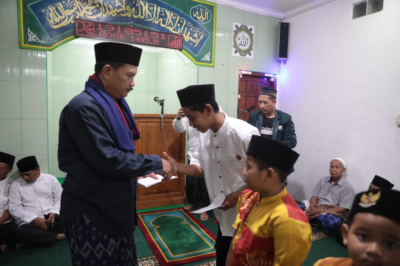 Foto 4 dari 15: Masjid Suhud Rohman Dapat Bantuan Rp 25 Juta, Jamaah Juga dapat Bantuan Sembako, Minyak, dan Santunan