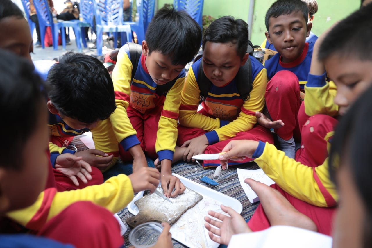 Asah Kreativitas, SD Muhtadin Ajak Siswa Belajar Membuat Lilin Aromaterapi Dari Minyak Jelantah