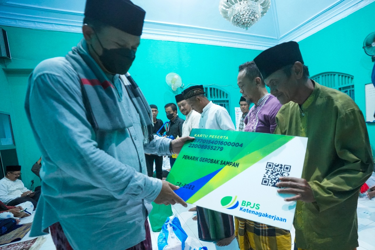Foto 7 dari 9: Salat Isya di Musala Al Muhajirin 1, Jamaah Doakan Wali Kota di Akhir Acara