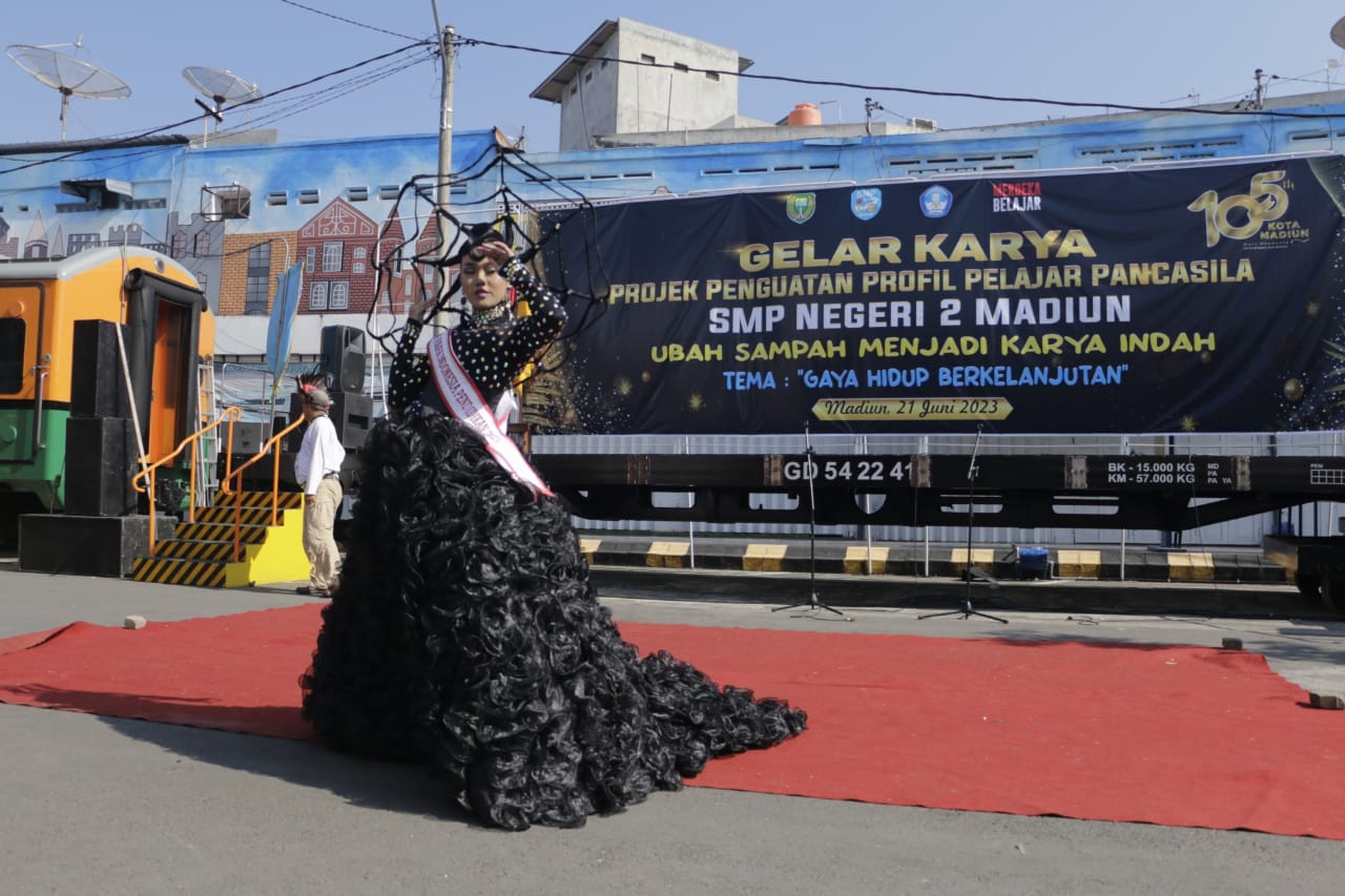 Foto 7 dari 8: Manfaatkan Barang Bekas, Siswa Spenda Buat Sampah Jadi Karya Indah