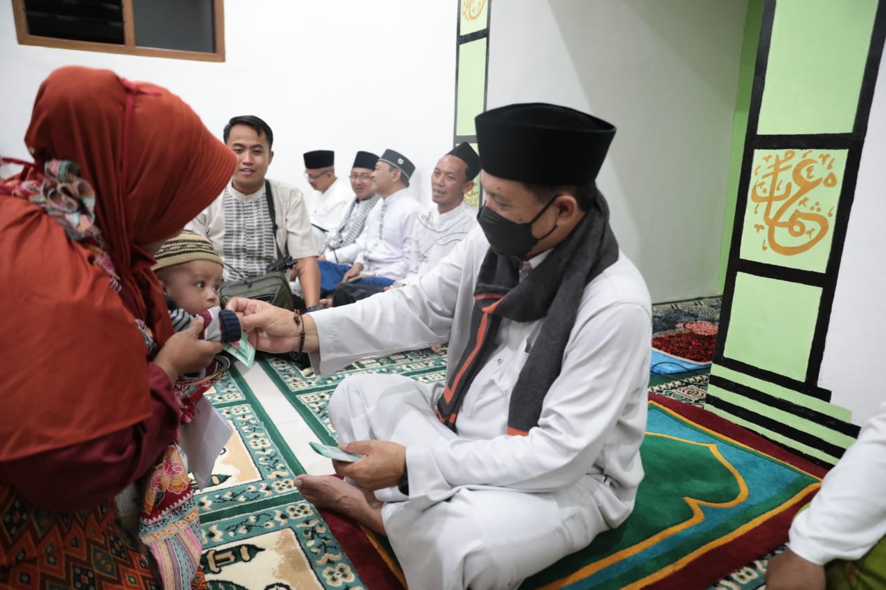 Foto 5 dari 13: Gelar Salat Isya di Masjid Al Amin Kelurahan Demangan, Wali Kota Maidi Sampaikan Pembangunan dan Salurkan Bantuan