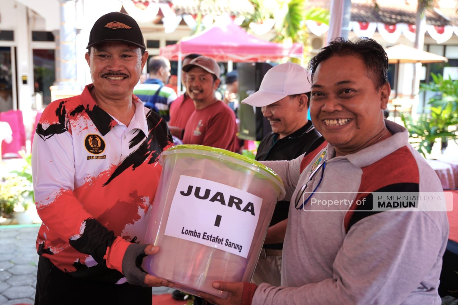 Foto 6 dari 8: Hadiri Senam dan Bazar UMKM Kecamatan Manguharjo, Wali Kota Harap Kegiatan Bisa Terus Dimunculkan