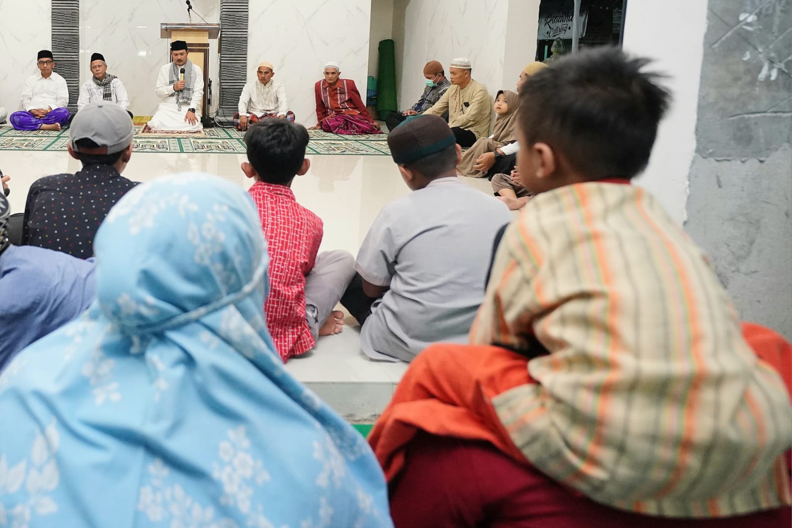 Foto 4 dari 10: Salat Isya di Musala Baiturahim, Wali Kota Salurkan Bantuan Pembangunan Rp 50 Juta