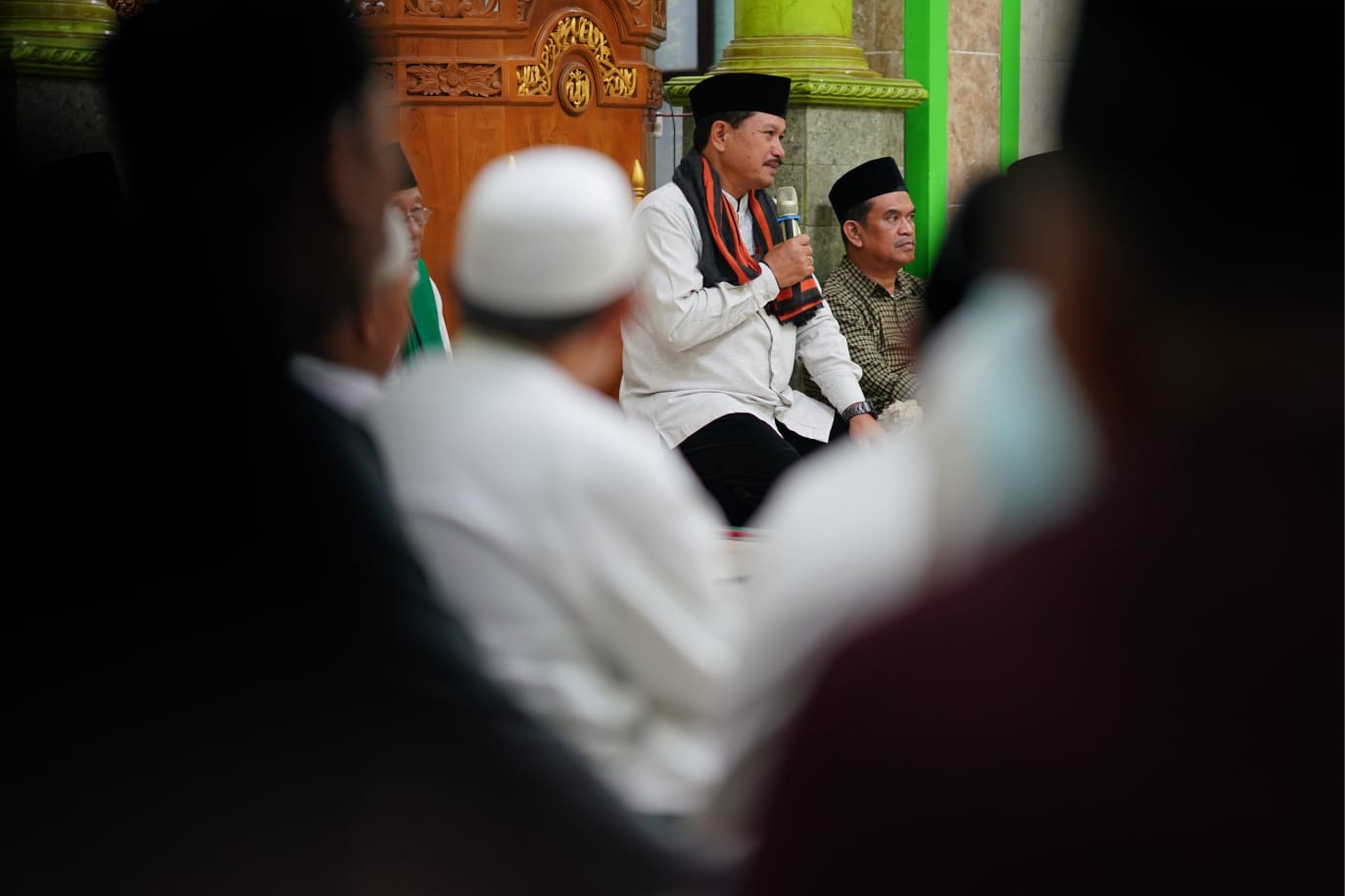 Foto 3 dari 7: Salat Isya di Masjid Al Mujahidin Manisrejo, Wali Kota Terima Berbagai Usulan dari Warga