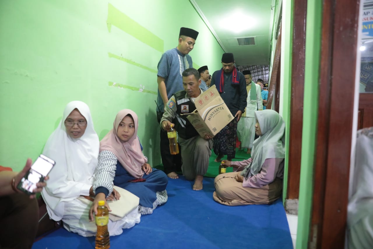 Foto 7 dari 15: Masjid Suhud Rohman Dapat Bantuan Rp 25 Juta, Jamaah Juga dapat Bantuan Sembako, Minyak, dan Santunan