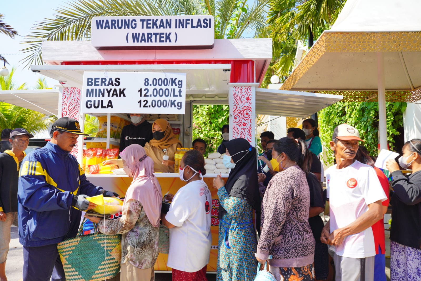 Foto 4 dari 7: Buka Wartek Untuk Warga, Wali Kota Bantu Sediakan Sembako Murah Hingga Tekan Inflasi Di Kota Pendekar