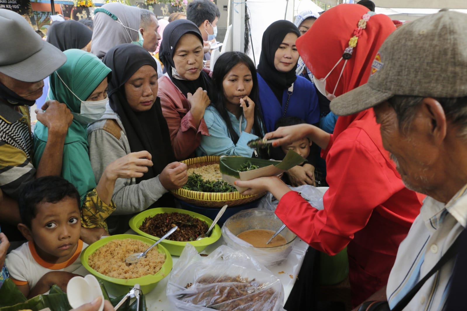 Foto 8 dari 10: Antusias Tinggi, 30 Ribu Lebih Makanan dan Jajanan Habis Tak Ada Satu Jam