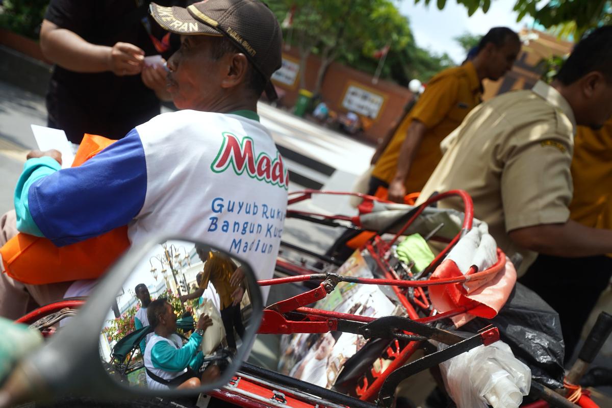 Foto 1 dari 8: Serunya Peringatan Hari Peduli Sampah di Kota Madiun, Wali Kota Salurkan Sembako Hingga Makan Bersama Petugas Penyapu Jalan dan Penarik Gerobak Sampah