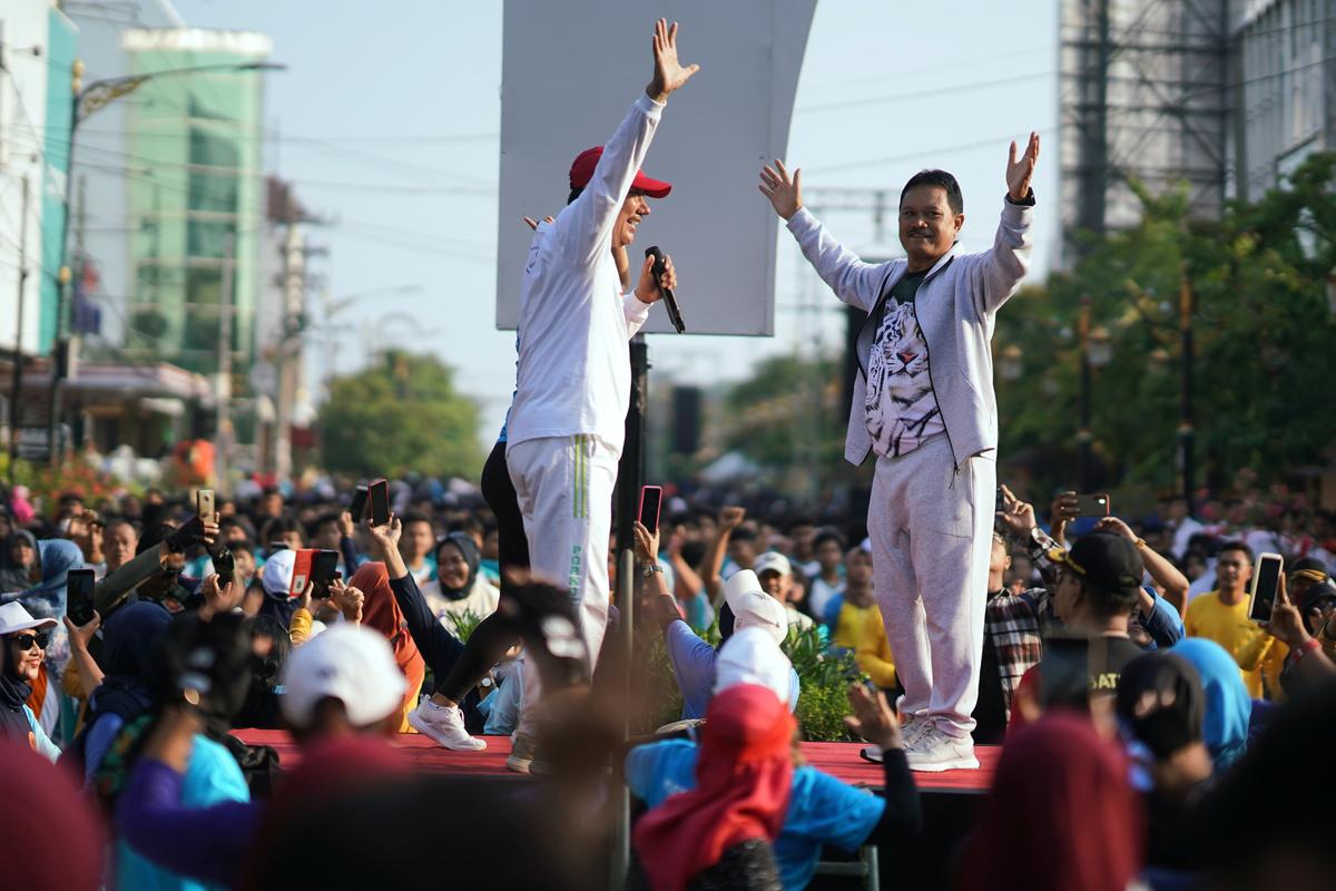 Foto 7 dari 9: Ajak Masyarakat Sehat, Wali Kota Gelar Senam Massal Di PSC