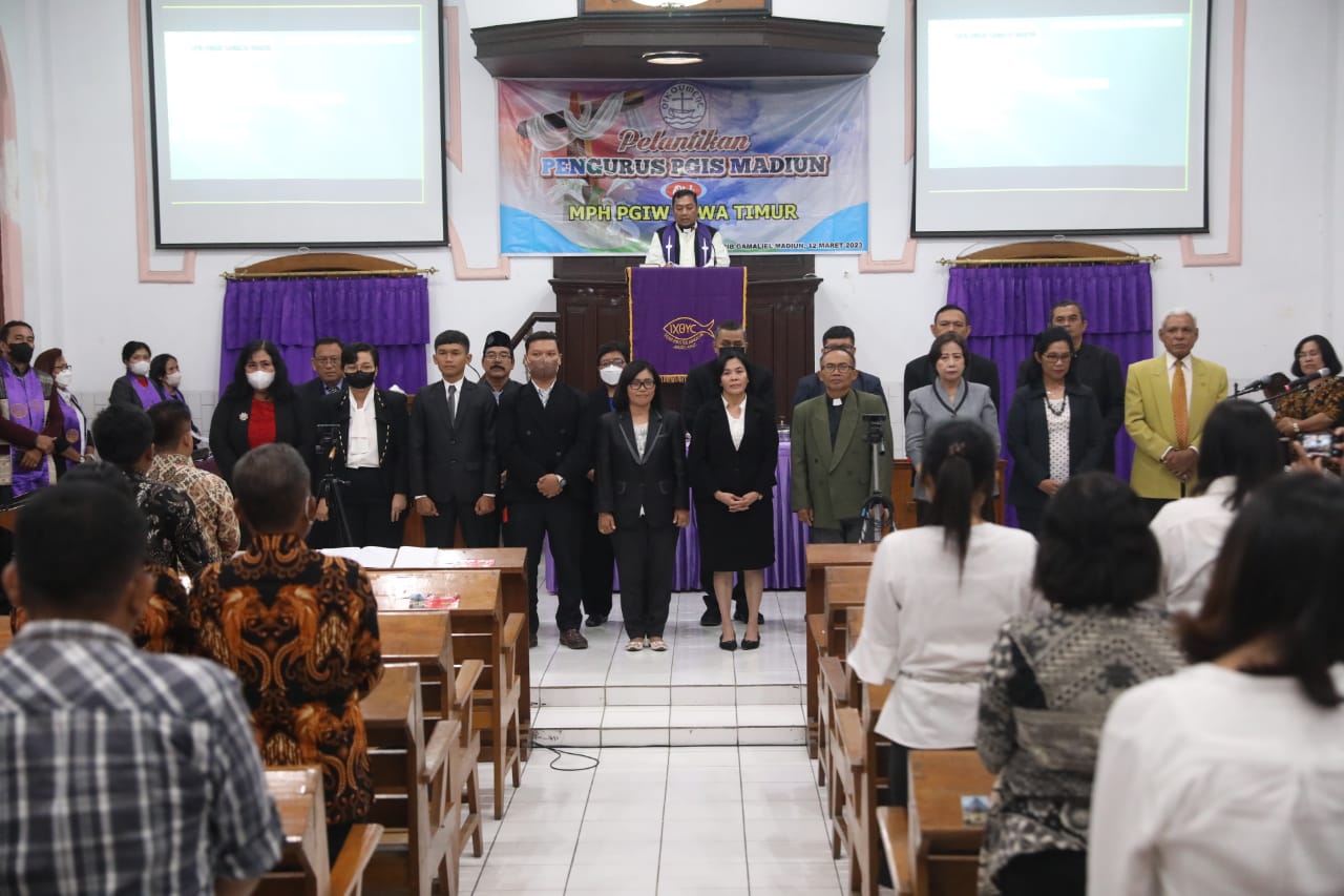 Foto 7 dari 9: Hadiri Pelantikan Pengurus PGIS Madiun, Wali Kota Beri Selamat Kepada Jemaat