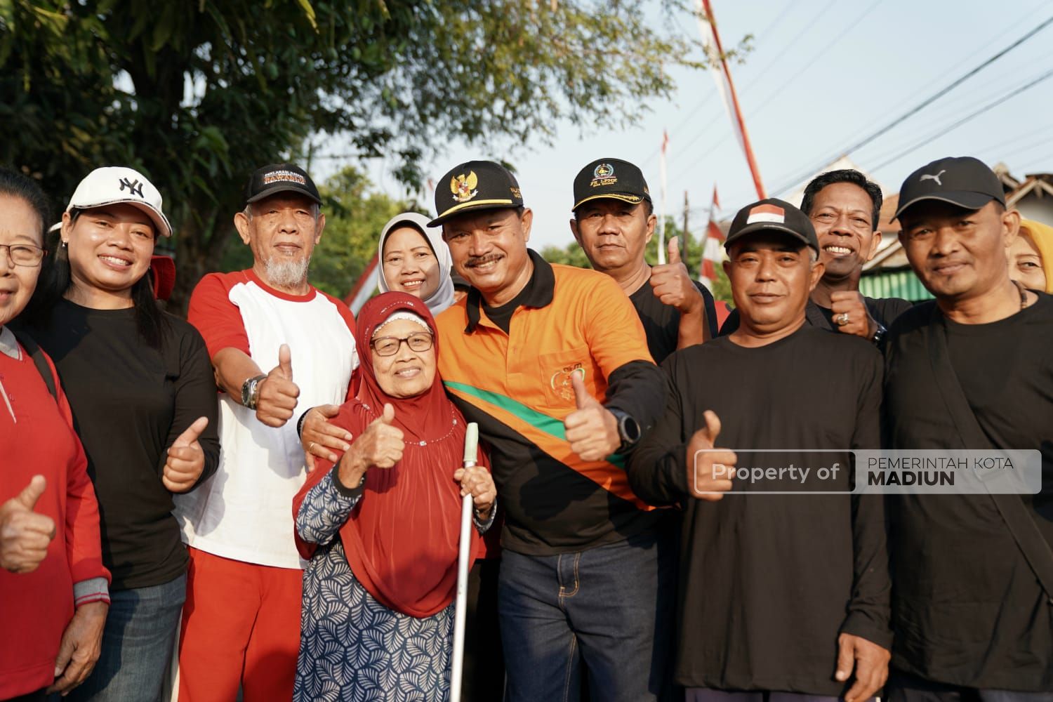Foto 8 dari 9: Berangkatkan Jalan Santai di Kelurahan Patihan, Wali Kota Apresiasi Semangat Warga Isi Kemerdekaan