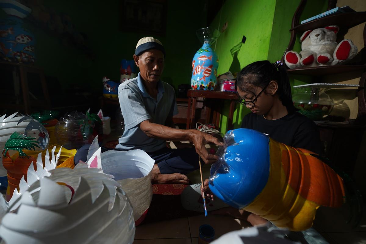 Foto 4 dari 5: Unik! Manfaatkan Sampah Plastik Jadi Pot Tematik yang Cantik