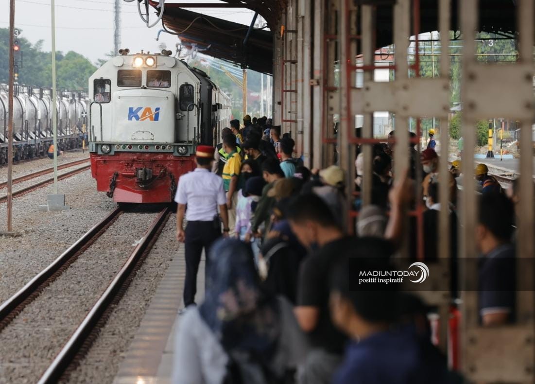 Foto utama berita: Mulai 30 Agustus 2022, Naik KA Jarak Jauh Wajib Vaksin Booster