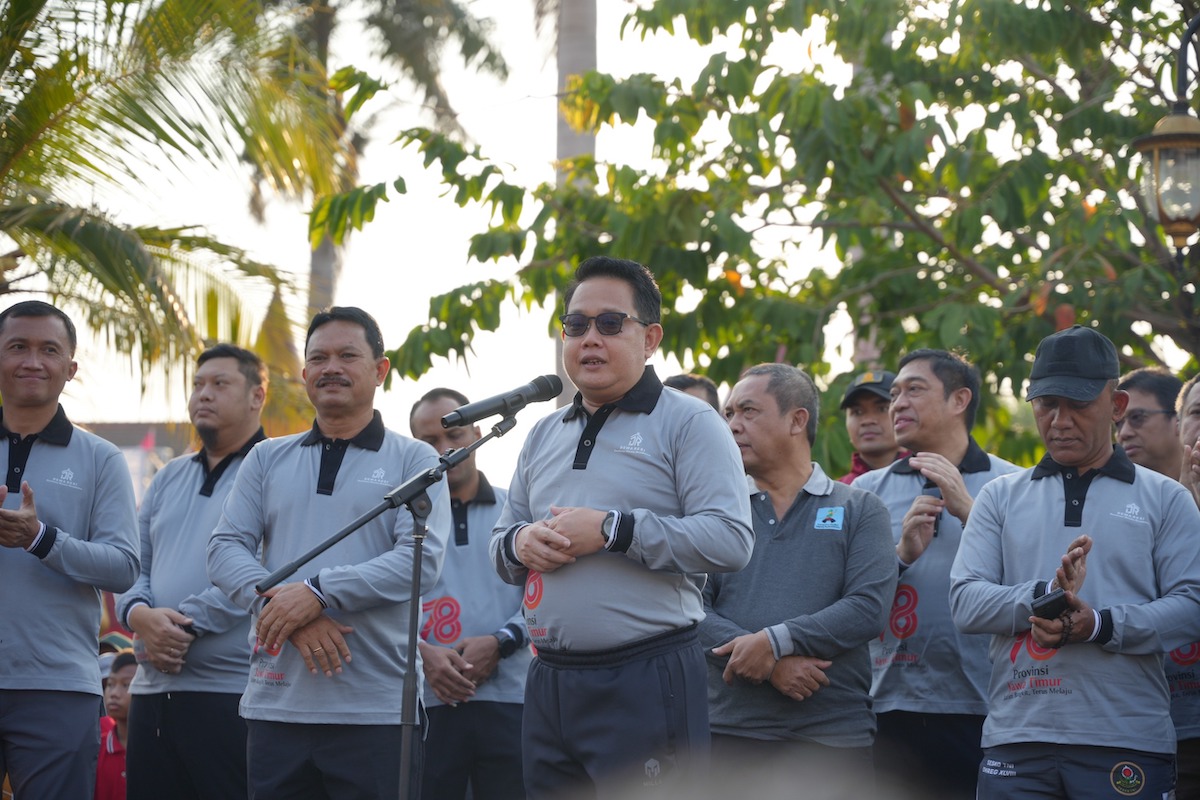 Foto 2 dari 8: Hadiri Jalan Sehat HUT ke-78 Jatim, Walikota Maidi Beri Sejumlah Santunan