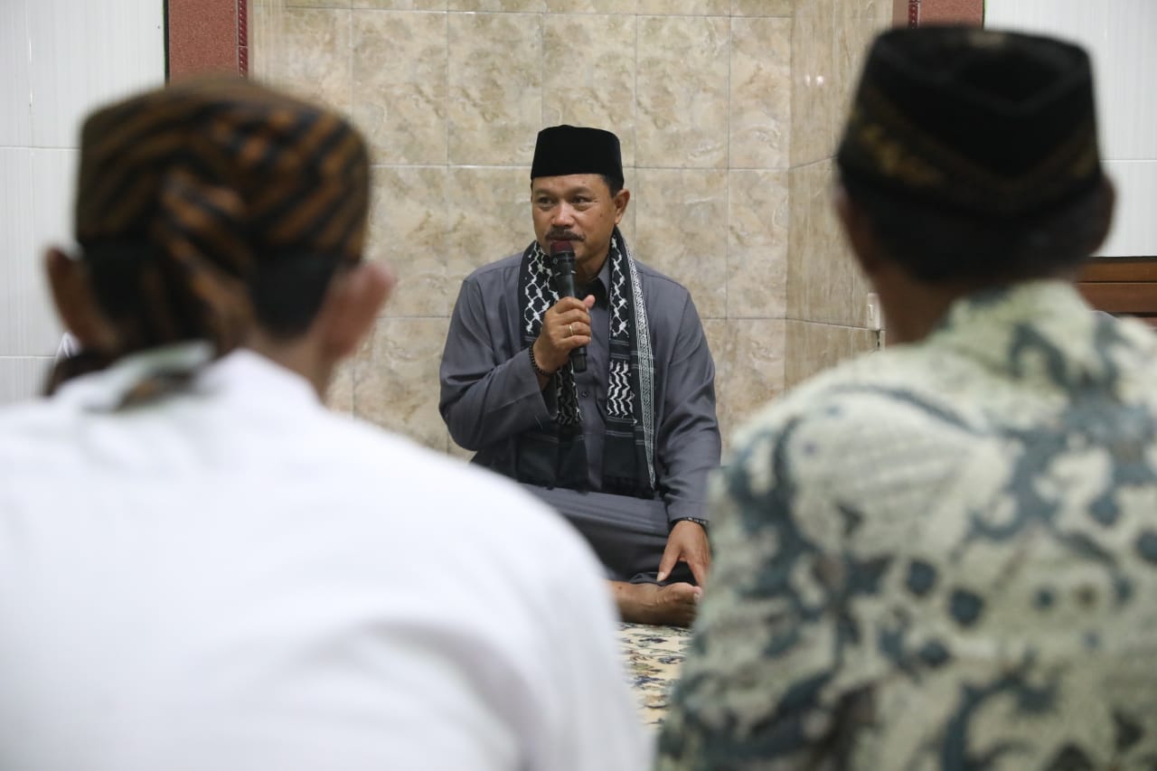 Foto 2 dari 10: Isya Berjamaah di Musala Baitul Muttaqin, Wali Kota Ajak Masyarakat Sampaikan Aspirasi