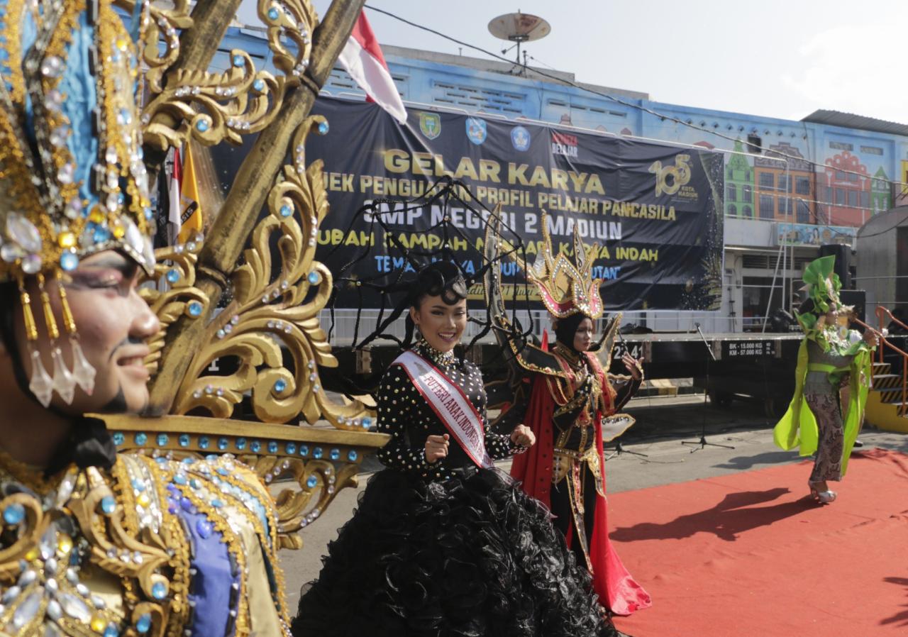 Foto 8 dari 8: Manfaatkan Barang Bekas, Siswa Spenda Buat Sampah Jadi Karya Indah