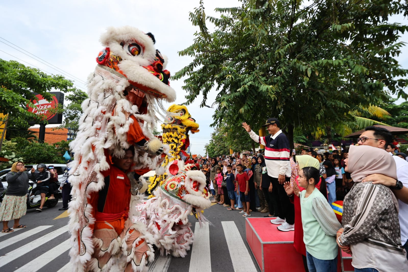 Pawai Barongsai Meriahkan Imlek, Wali Kota: Keberagaman Bagian dari Daya Tarik Kota Madiun