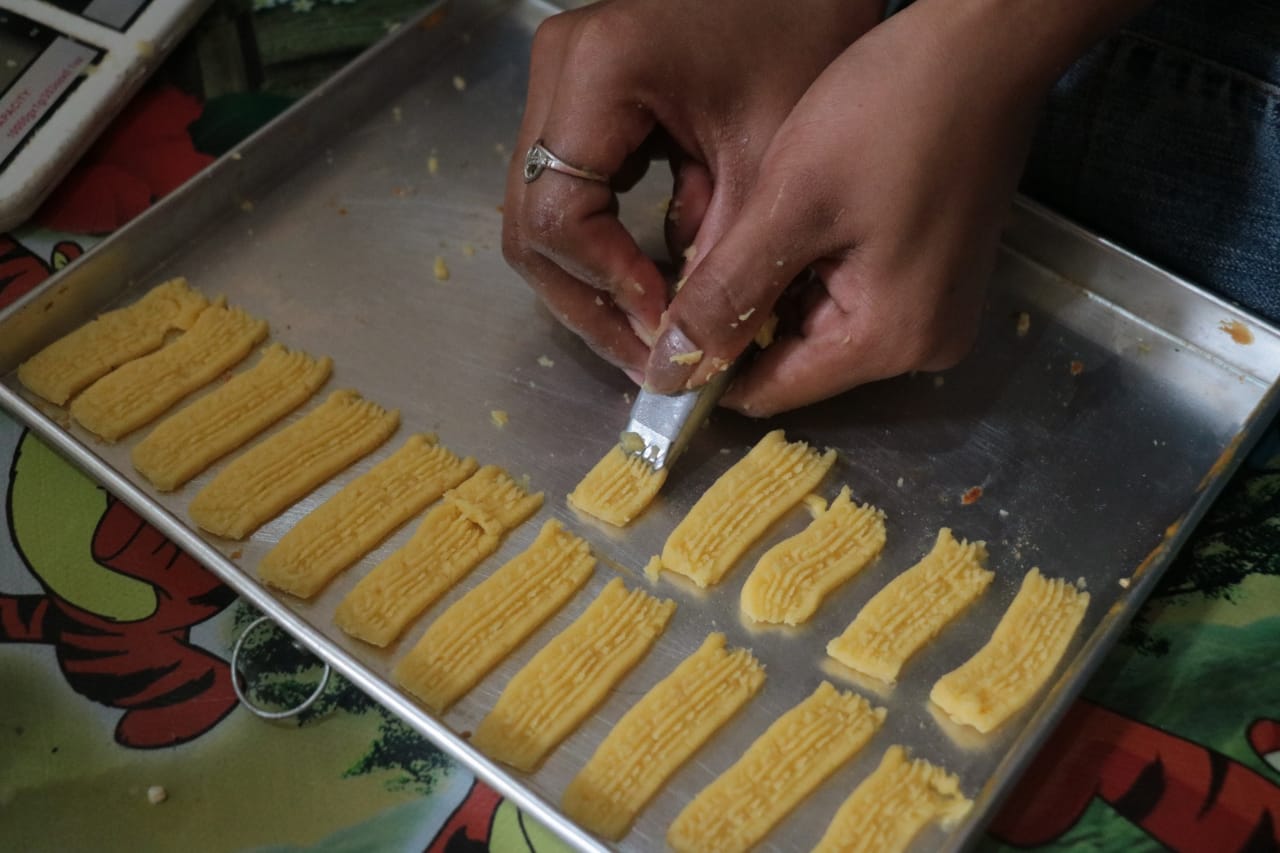 Foto 9 dari 10: Laris Manis Usaha Kue Kering, Banjir Pesanan Jelang Lebaran