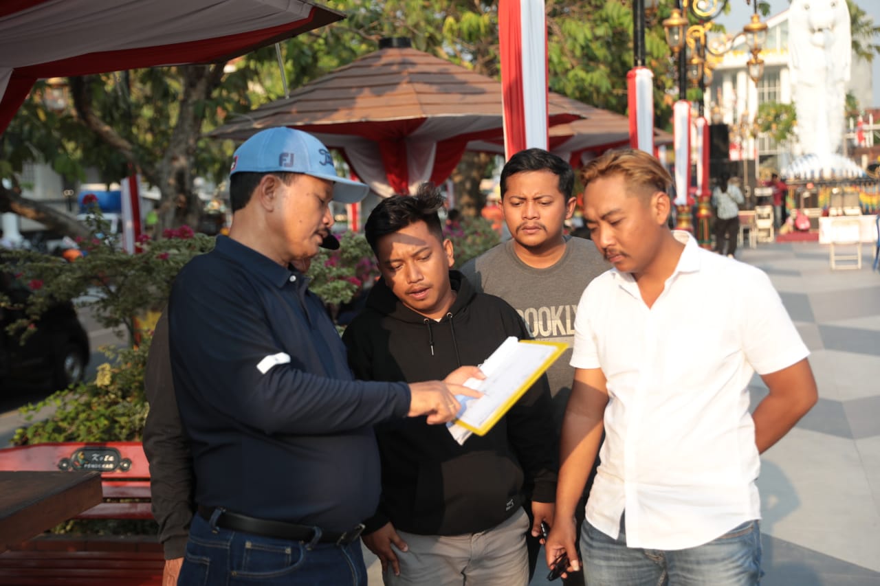 Foto 6 dari 10: Pantau Pekerjaan di Lapangan, Wali Kota Pastikan Pembangunan Replika Patung Liberty Sesuai Harapan