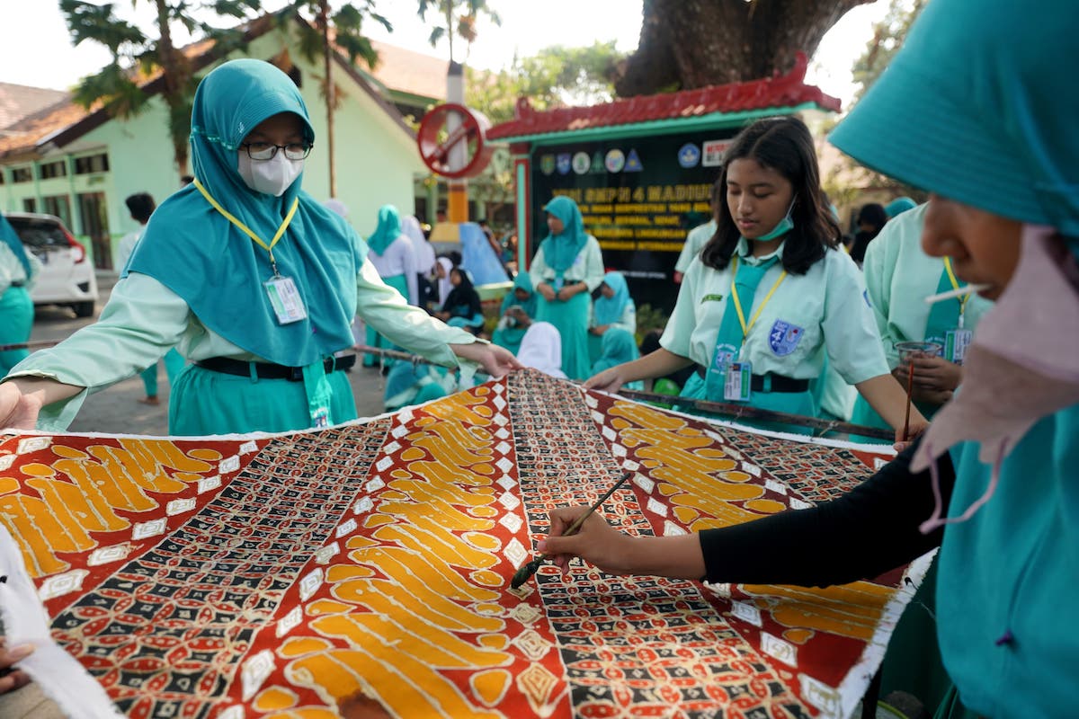 Foto 1 dari 9: Tingkatkan Kreativitas Siswa, SMPN 4 Kota Madiun Gelar Pelatihan Membatik Pada Siswa