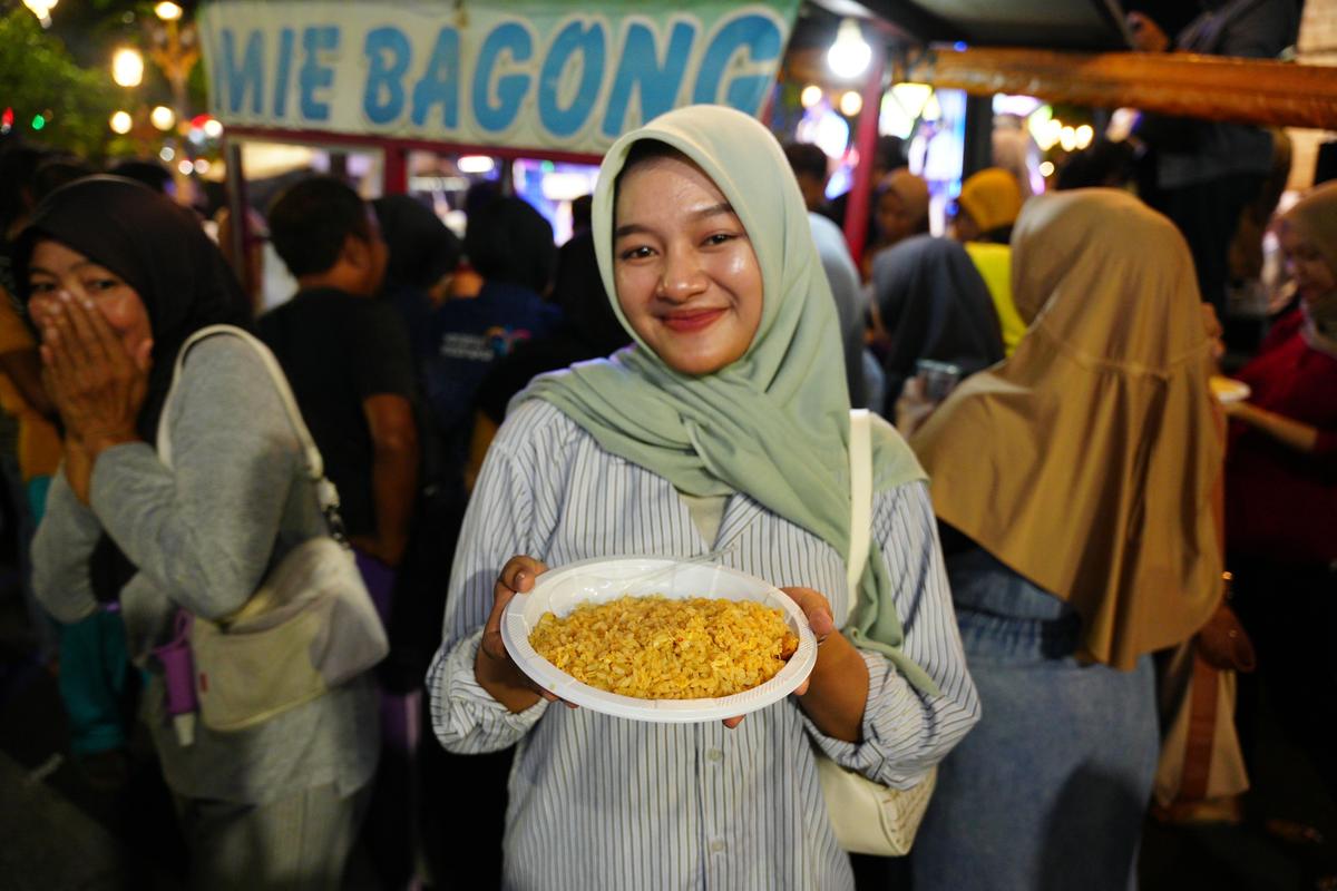 Foto 10 dari 19: Meriahnya CFN, Santap Nasi Goreng Gratis Hingga Menikmati Pertunjukkan Barongsai