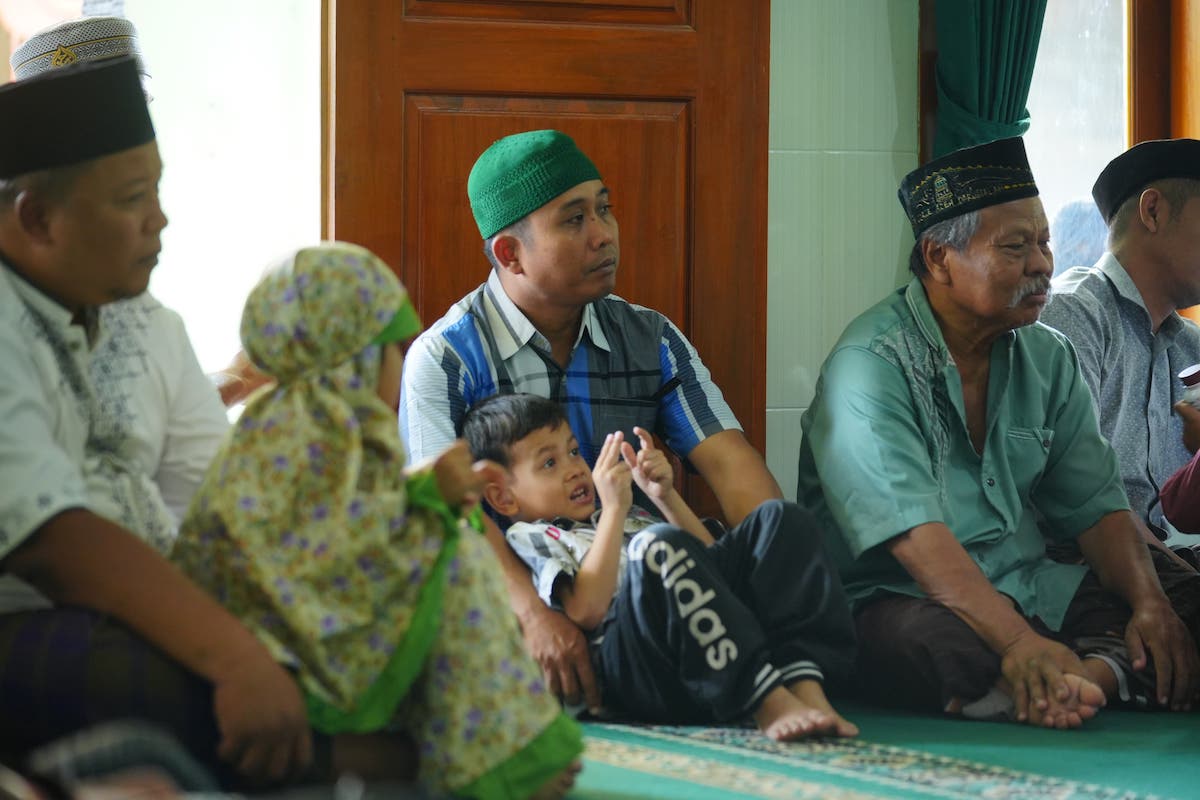Foto 8 dari 9: Salat Jumat di Masjid Quba Pandean, Wali Kota Bantu Rp 25 Juta untuk Pengadaan Pendingin Ruangan