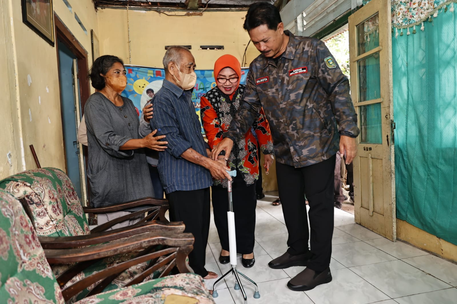 Foto 6 dari 10: Wali Kota Salurkan Bantuan Kursi Roda Dan Tongkat Jalan Bagi Warga Yang Membutuhkan