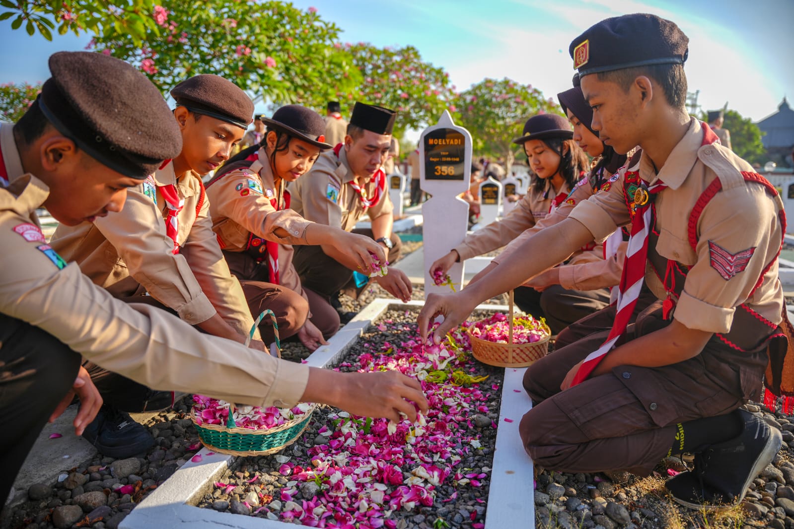 Foto 6 dari 9: Jelang Hari Pramuka, Kwarcab Kota Madiun Ajak Penggalang Dan Penegak Tabur Bunga Di Makam Pahlawan
