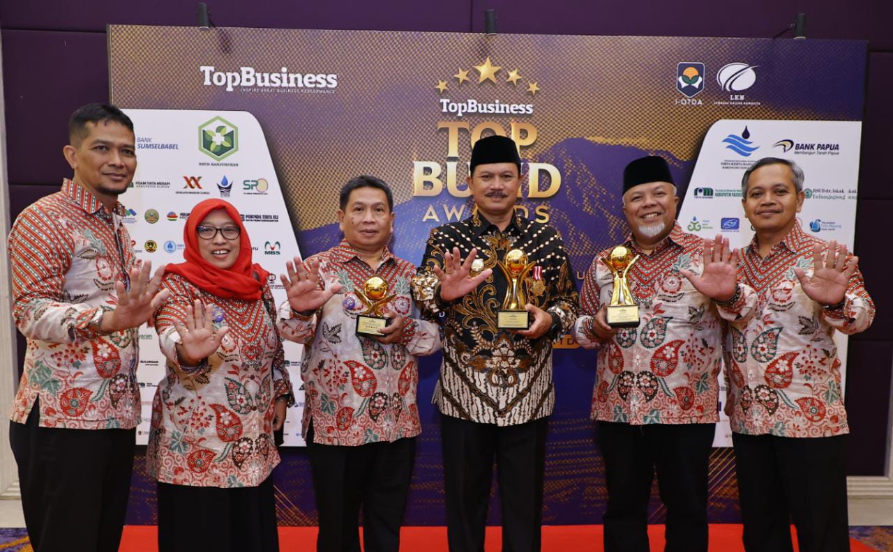 Foto 3 dari 3: PDAM Kota Madiun Raih Top BUMD Award Bintang 5 Kali Ketiga, Dirut dan Wali Kota Raih Top CEO dan Pembina