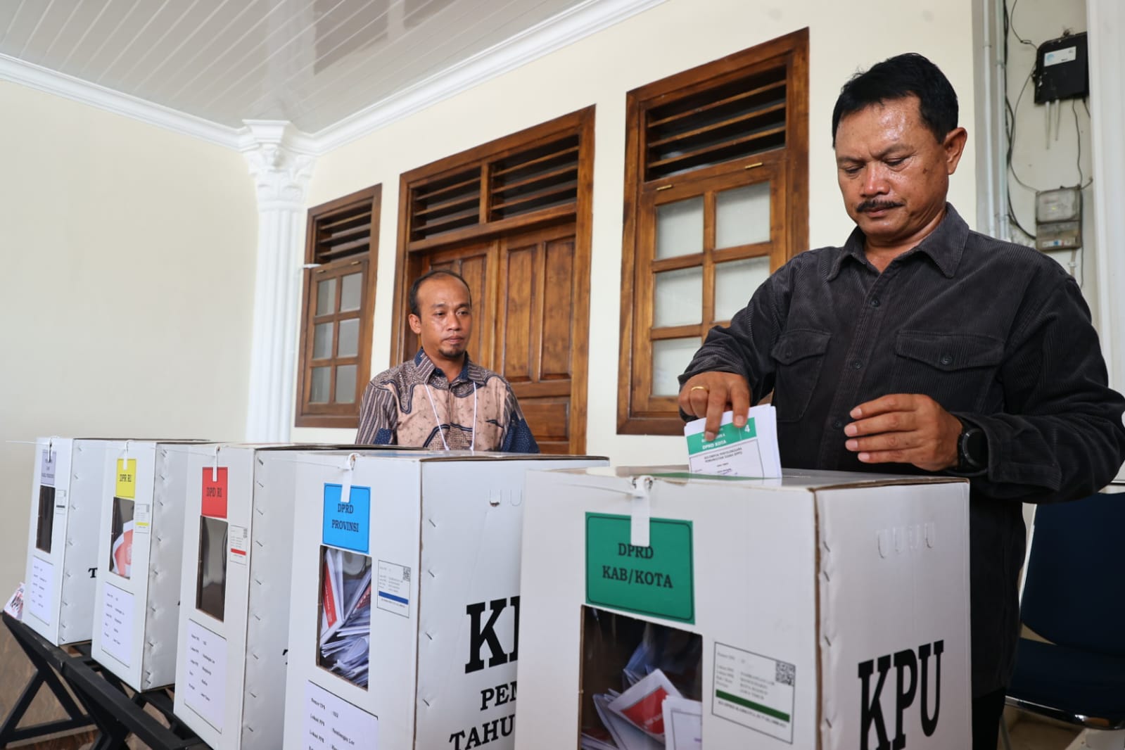 Foto 2 dari 9: Wali Kota Nyoblos di TPS 22, Pesan Tetap Jaga Kondusifitas Kota Apapun Hasilnya