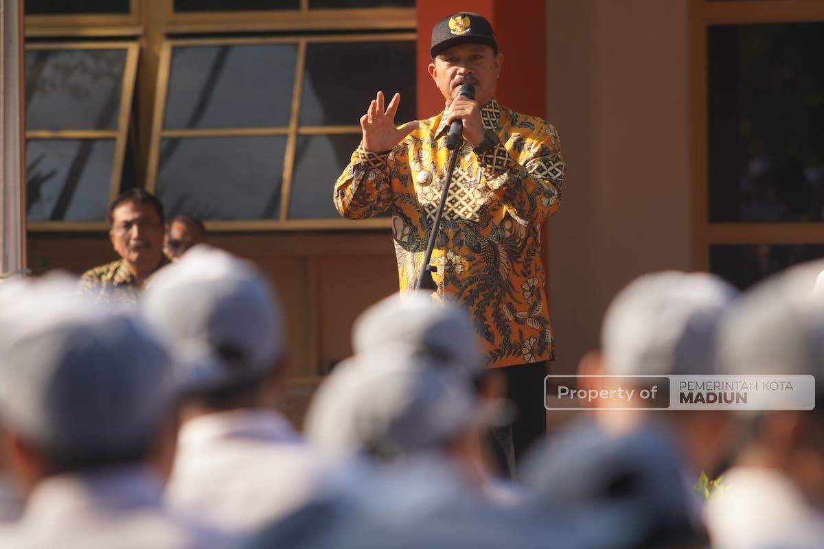 Foto 2 dari 9: Mengenang Masa Sekolah, Wali Kota Jadi Pimpinan Apel Di SMAN 1